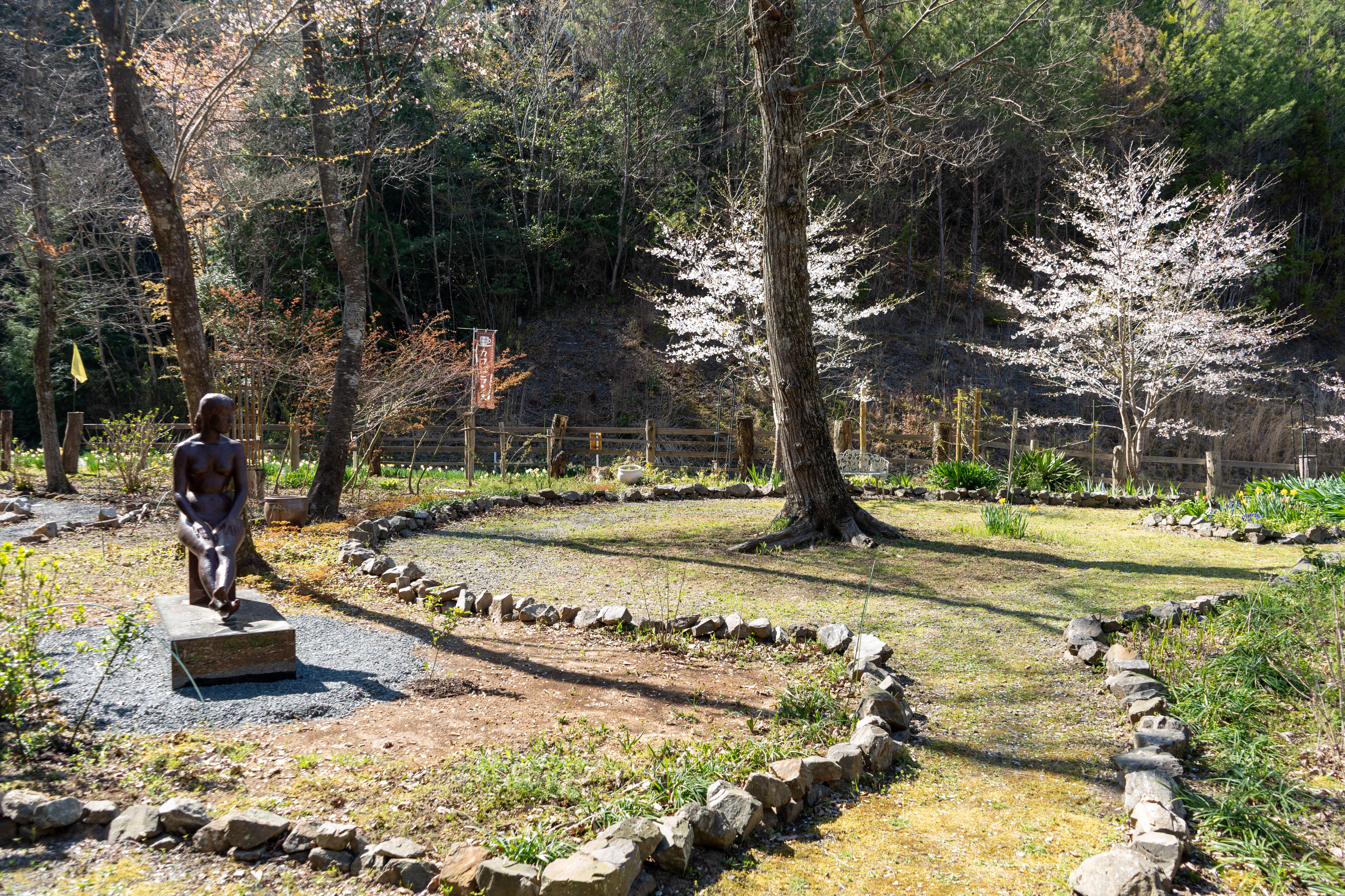 わが家の庭にブロンズ像が立つ！ 本物の彫像がつなぐ里山の未来｜明石