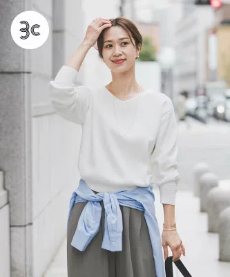 40代向けの白のVネックニット。旅先の朝夕に着やすい、春のきれいめ普段着コーデを紹介する記事の見出し画像