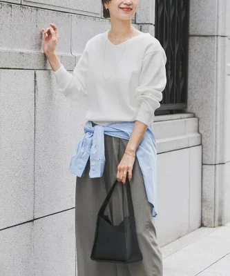 40代向けの白のVネックニット。旅先の朝夕に着やすい、春のきれいめ普段着コーデを紹介する記事の見出し画像