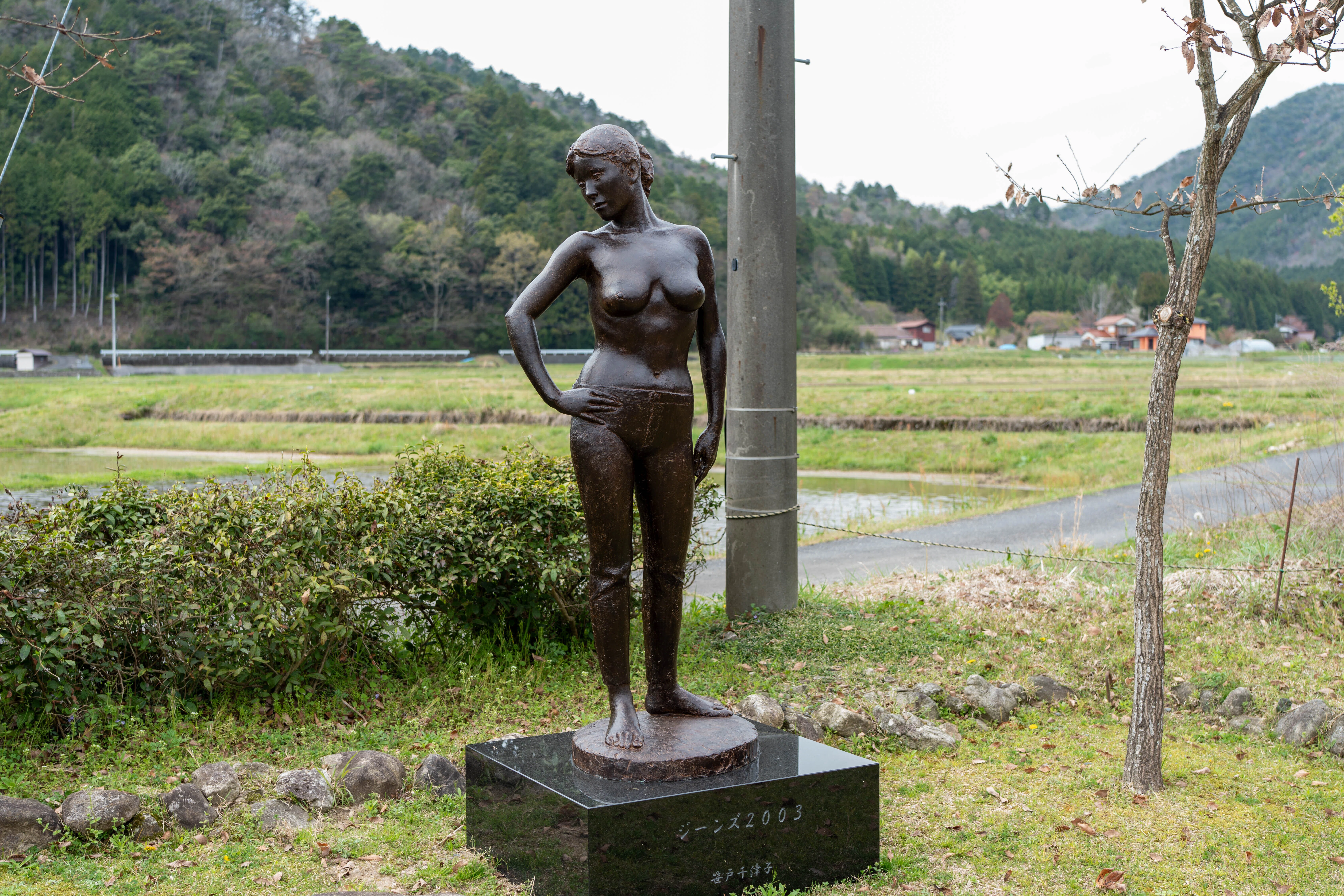 わが家の庭にブロンズ像が立つ！ 本物の彫像がつなぐ里山の未来｜明石