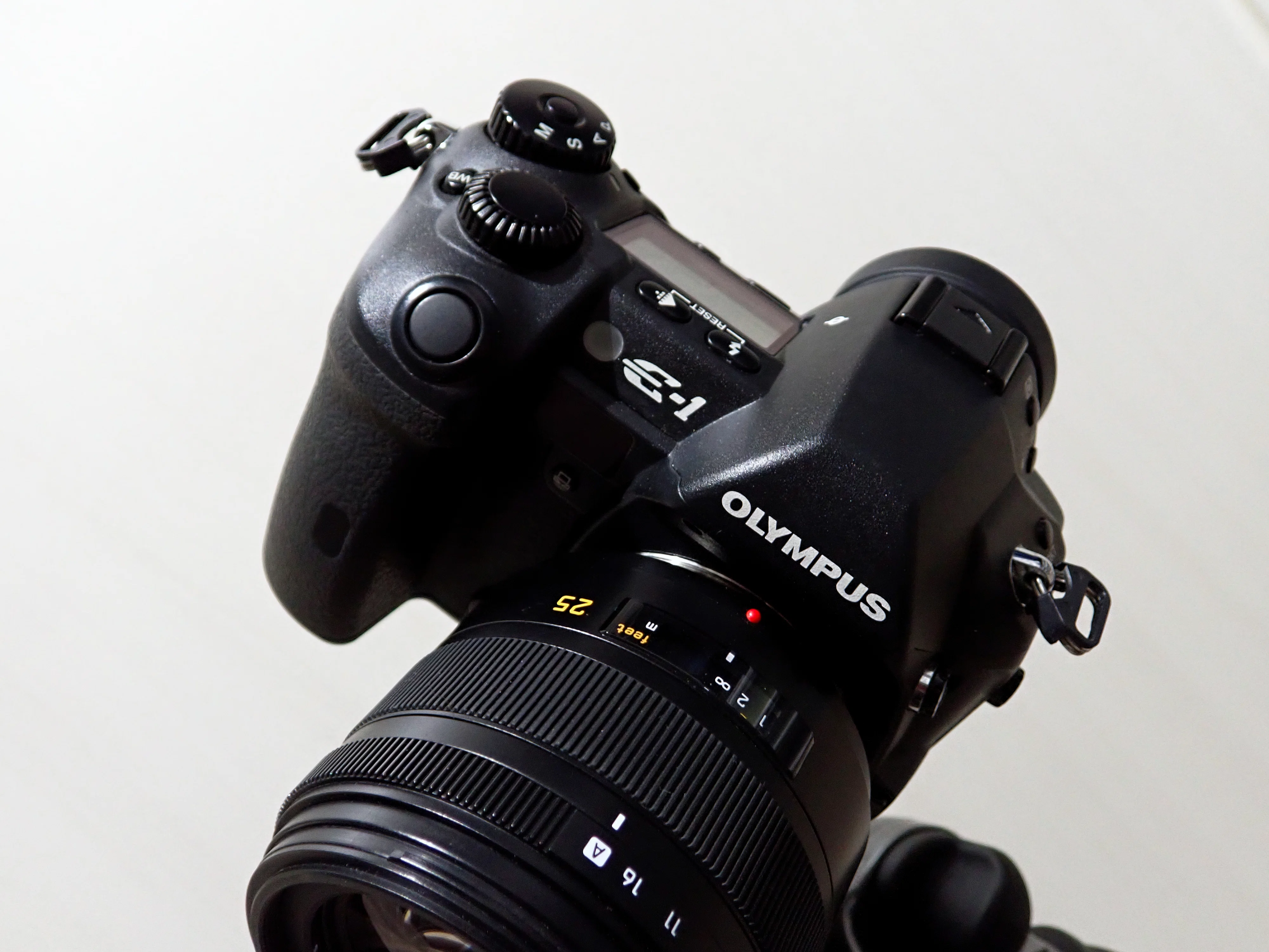 OLYMPUS/オリンパス　E-1 デジタル一眼レフカメラ　※レンズはなし OlympusDigitalの原点 Olympus E-1 - 雑食カメラマンの雑感記