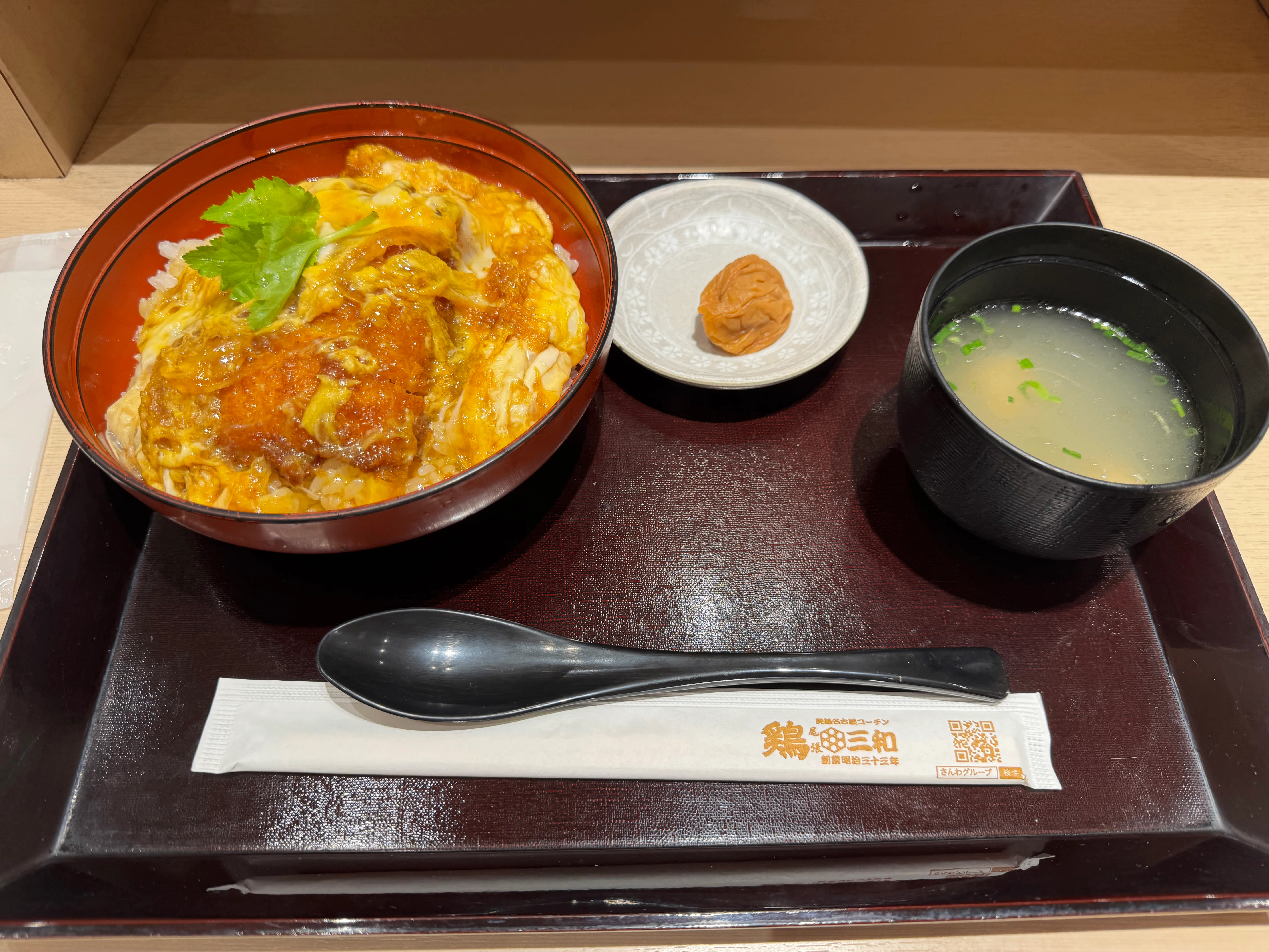金襴手 絢爛豪華 三ツ丼 東京ミッドタウンでプチ贅沢な鶏かつ丼🐓｜星影｜Tech Hunter