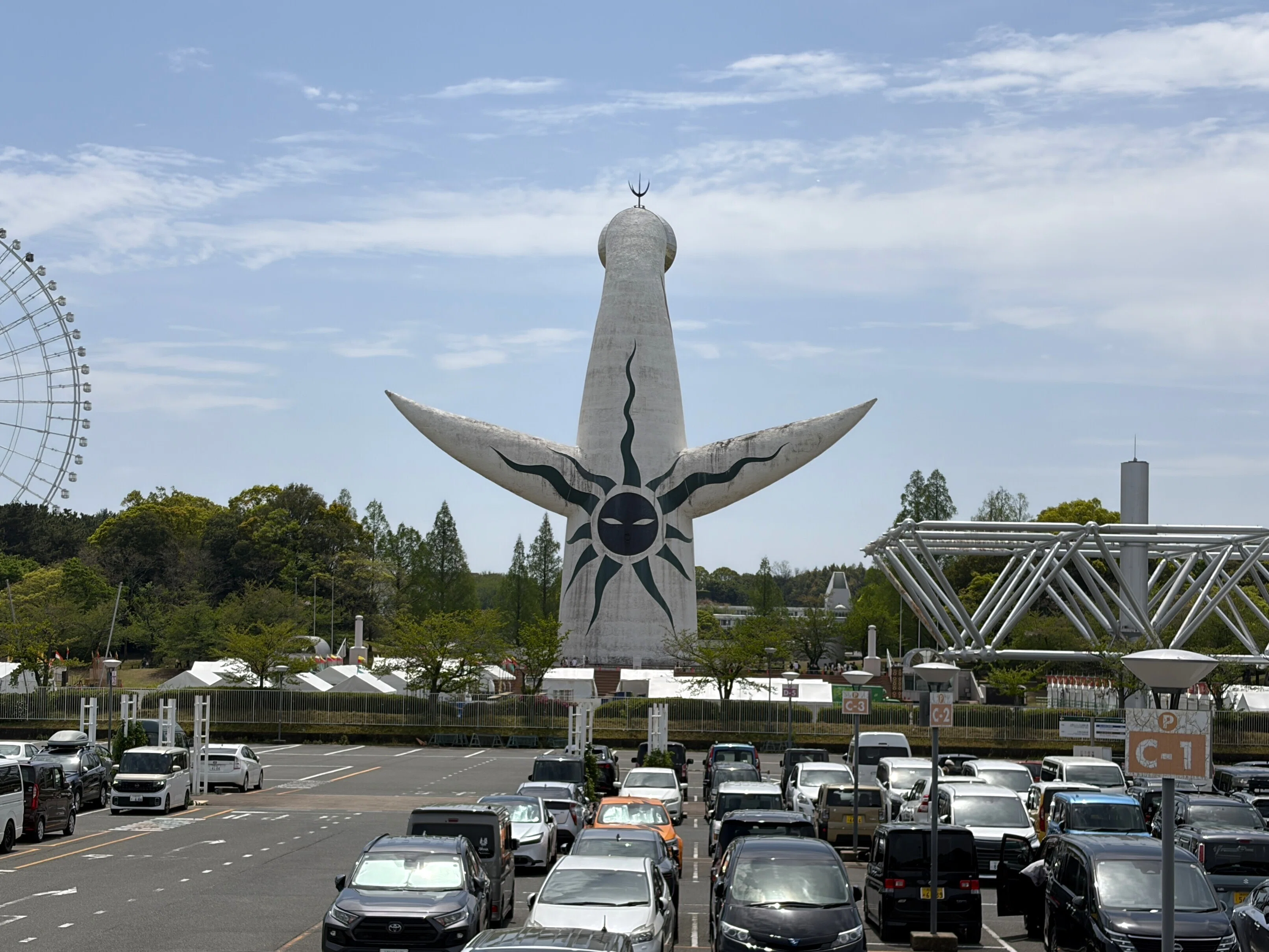 岡本太郎：大坂・万博記念公園の「太陽の塔」と4つの顔、東京・南青山