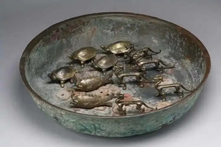 中国唐代「聖獣・唐獅子」神獣・霊獣・魔除け・守護・初唐様式・青銅・出土発掘 上游新聞】西安にある唐代の大きな墓から、珍しい金メッキ青銅器多数