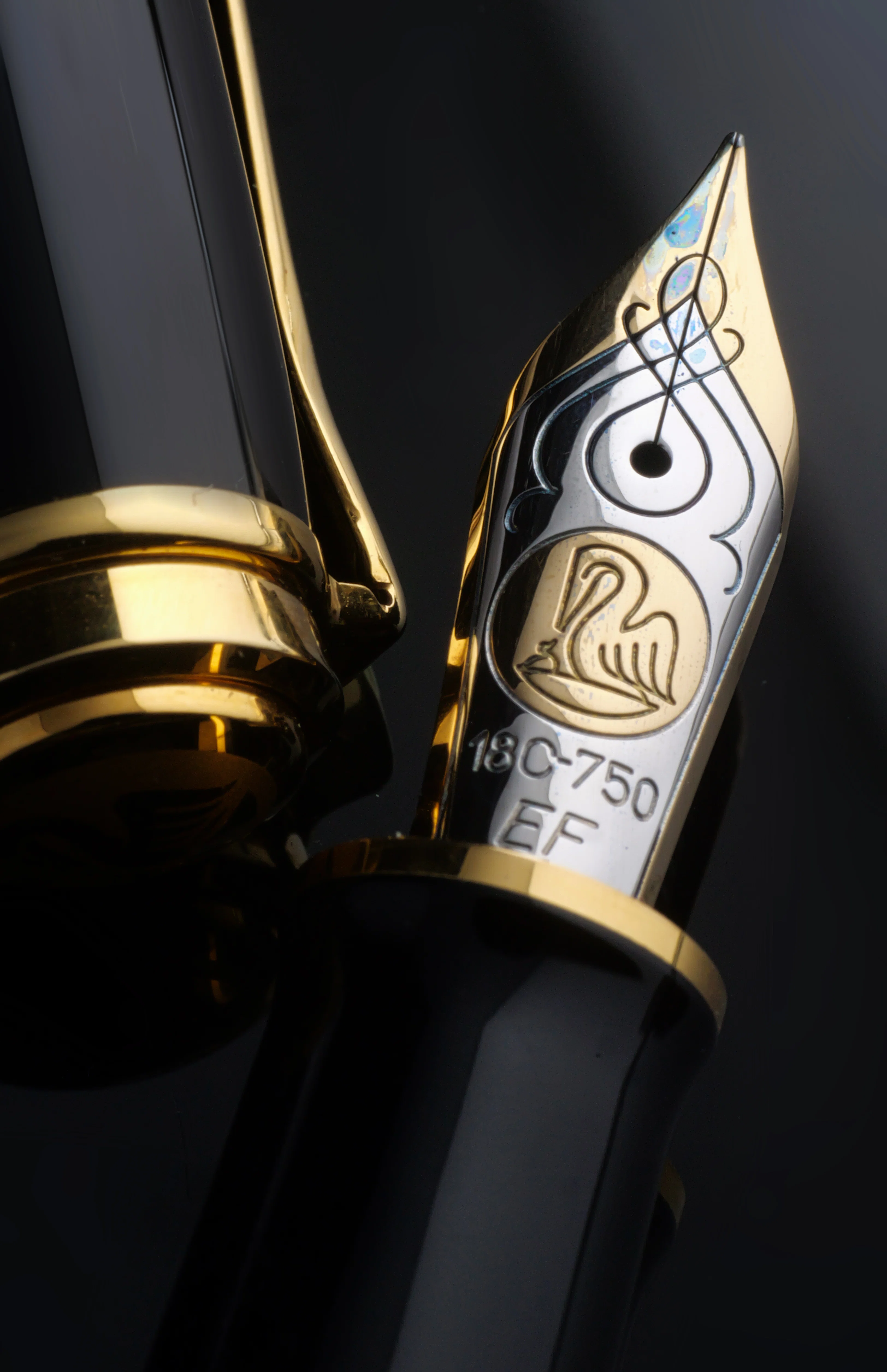 黒軸に宿るエレガンス ― Pelikan Souverän M800 Black｜Hideo Takehara