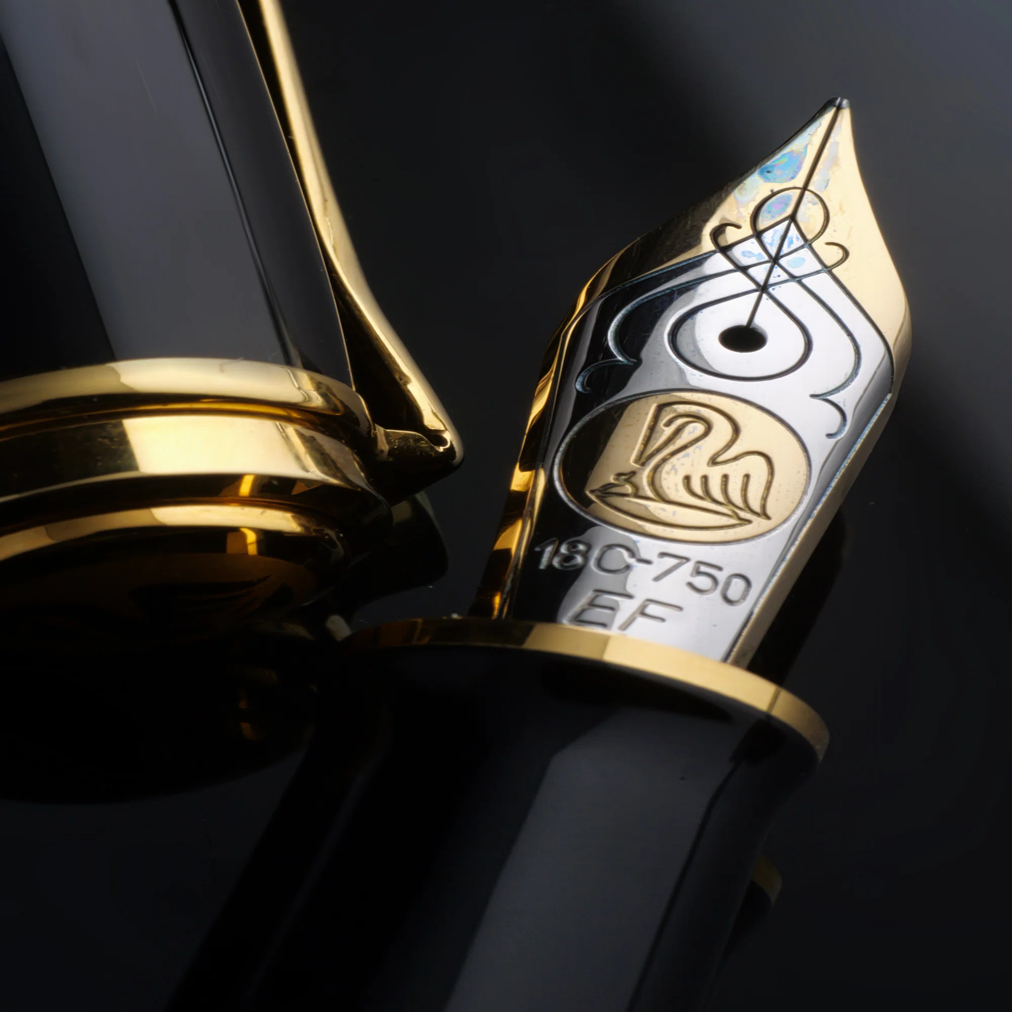 黒軸に宿るエレガンス ― Pelikan Souverän M800 Black｜Hideo Takehara