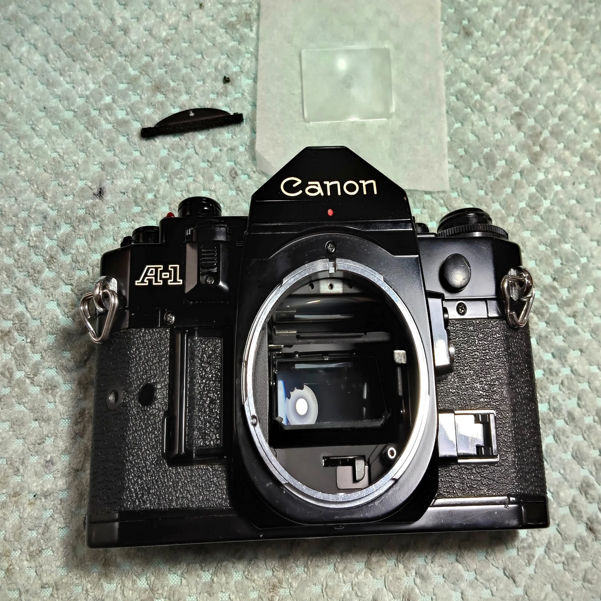 Canon A-1の分解｜フィルムカメラ修理のアクアカメラ