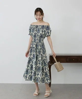 40代向けの2WAYティアードワンピース。柄を気負わず着たい日に選びやすい、春の普段着コーデ記事の画像