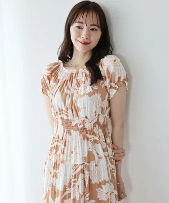 40代向けの2WAYティアードワンピース。柄を気負わず着たい日に選びやすい、春の普段着コーデ記事の画像