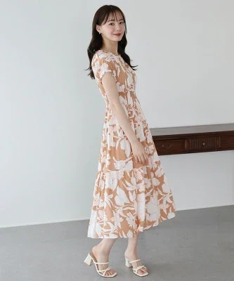 40代向けの2WAYティアードワンピース。柄を気負わず着たい日に選びやすい、春の普段着コーデ記事の画像