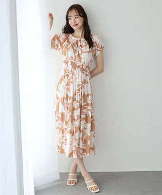 40代向けの2WAYティアードワンピース。柄を気負わず着たい日に選びやすい、春の普段着コーデ記事の画像