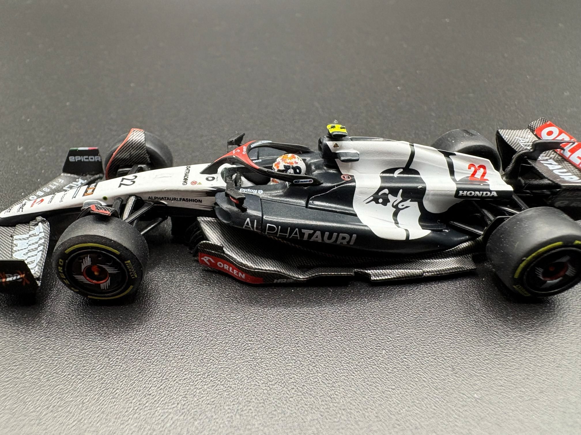 MINI GT 1/64 アルファタウリ AT04 #22 角田 裕毅 2023 F1