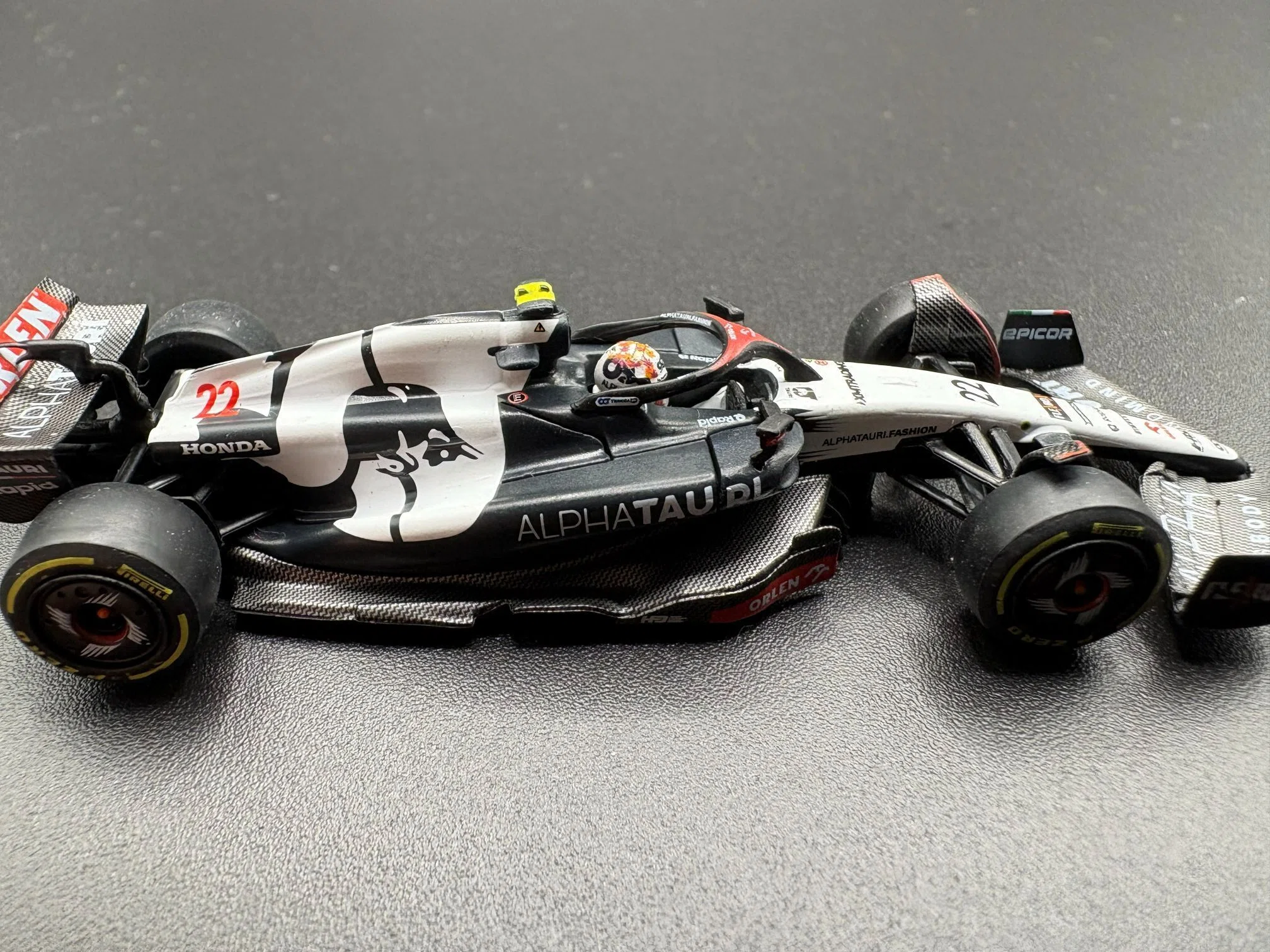 MINI GT 1/64 アルファタウリ AT04 #22 角田 裕毅 2023 F1