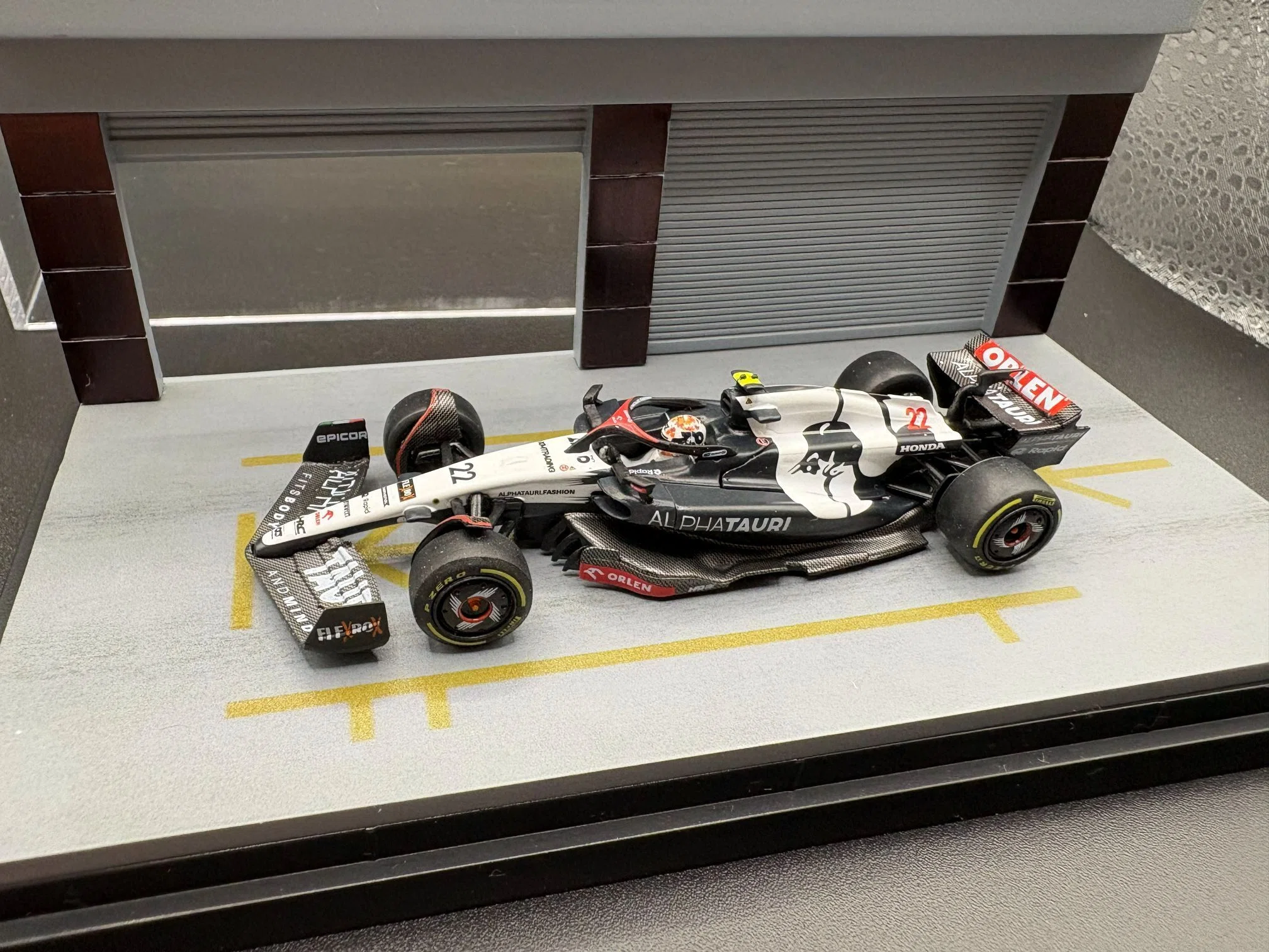 GetFun 1/64 Parking Port Diorama ジオラマ ピットレーン DHL Livery