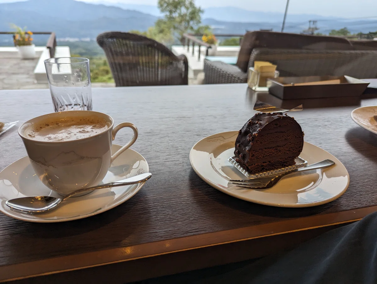 赤倉観光ホテル カフェの窓際席