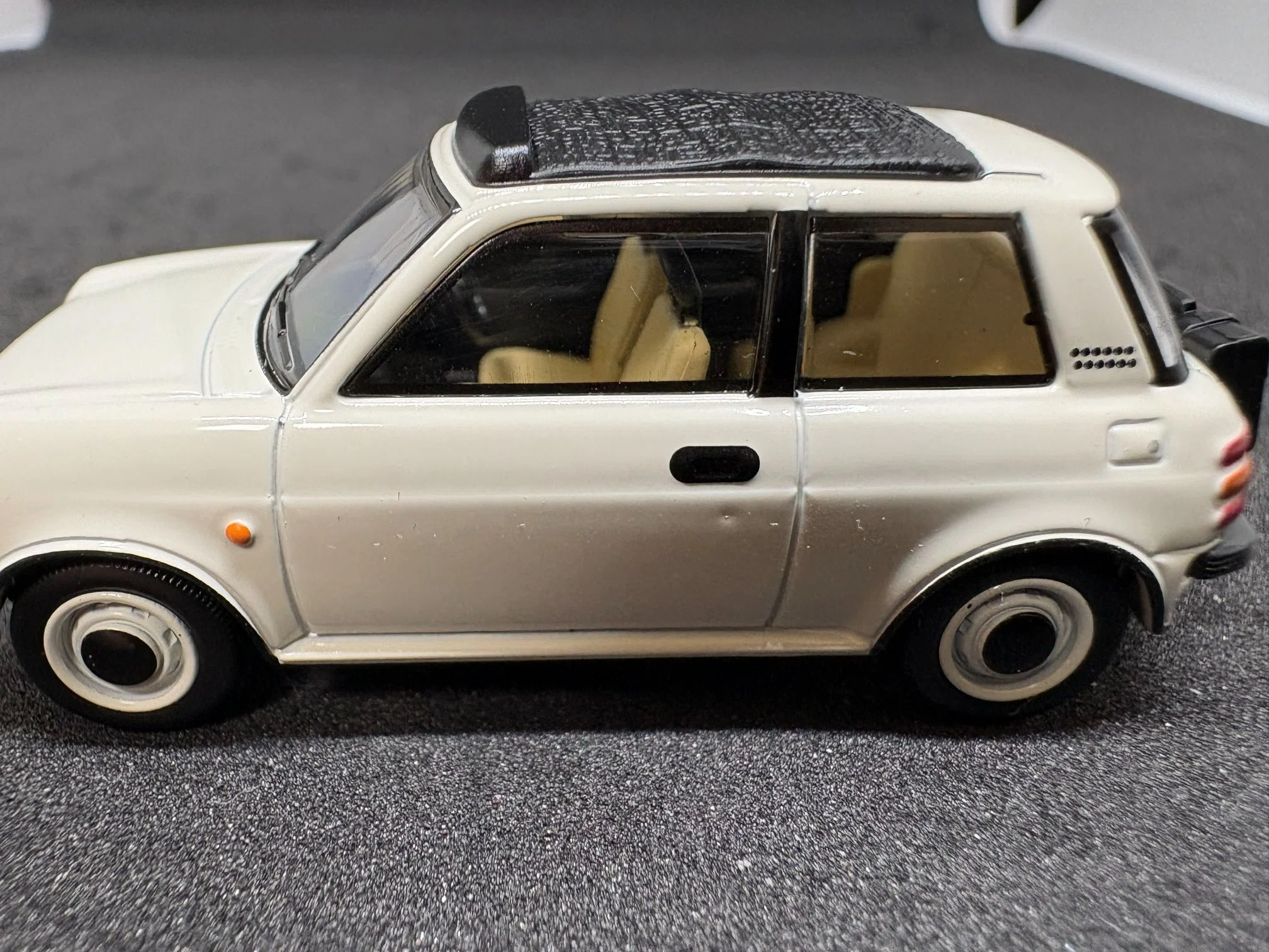 トミカリミテッドヴィンテージ NEO LV-N107a 日産 Be-1 バッグつき（白