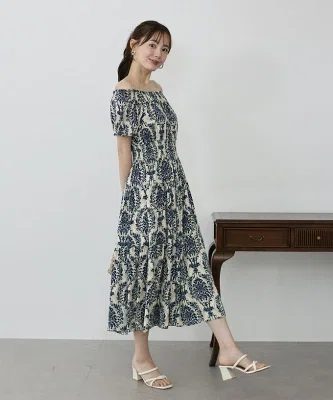 40代向けの2WAYティアードワンピース。柄を気負わず着たい日に選びやすい、春の普段着コーデ記事の画像