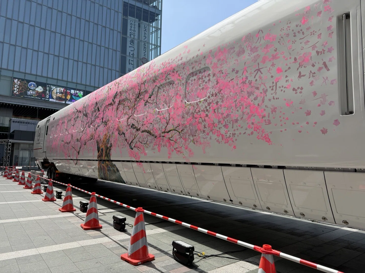 2026年4月16日（木）、期間限定の博多駅に新幹線展示の『つばめ大冒険
