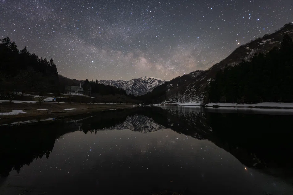 雪山と昇る天の川のリフレクション｜星空写真家 × 会社役員 | 「好き