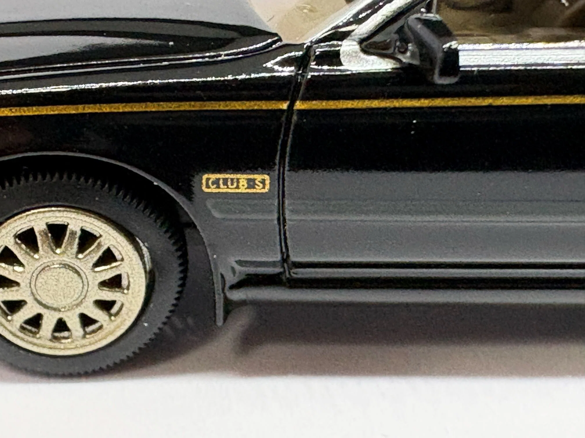 トミカリミテッドヴィンテージ NEO LV-N238a 日産ローレル ツインカム