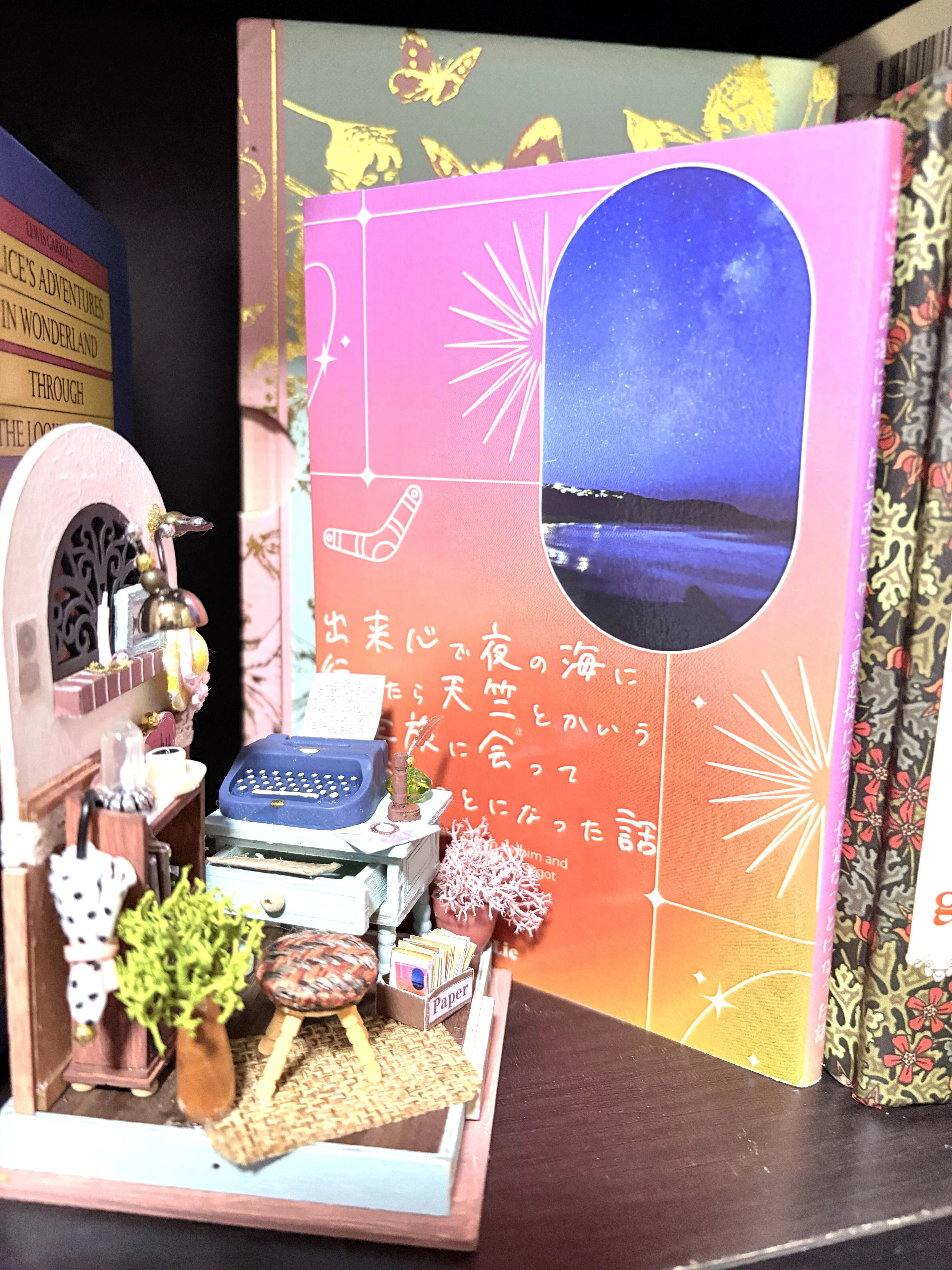 ミニチュア本棚に自分の同人誌を並べたら、世界で一番好きな本棚ができ