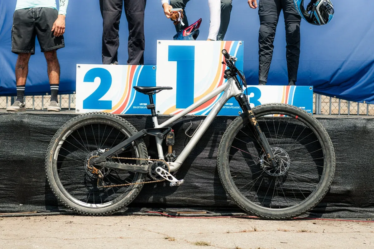 32erバイクがシーオッターのダウンヒルレースで優勝｜マタタビ.B.日和