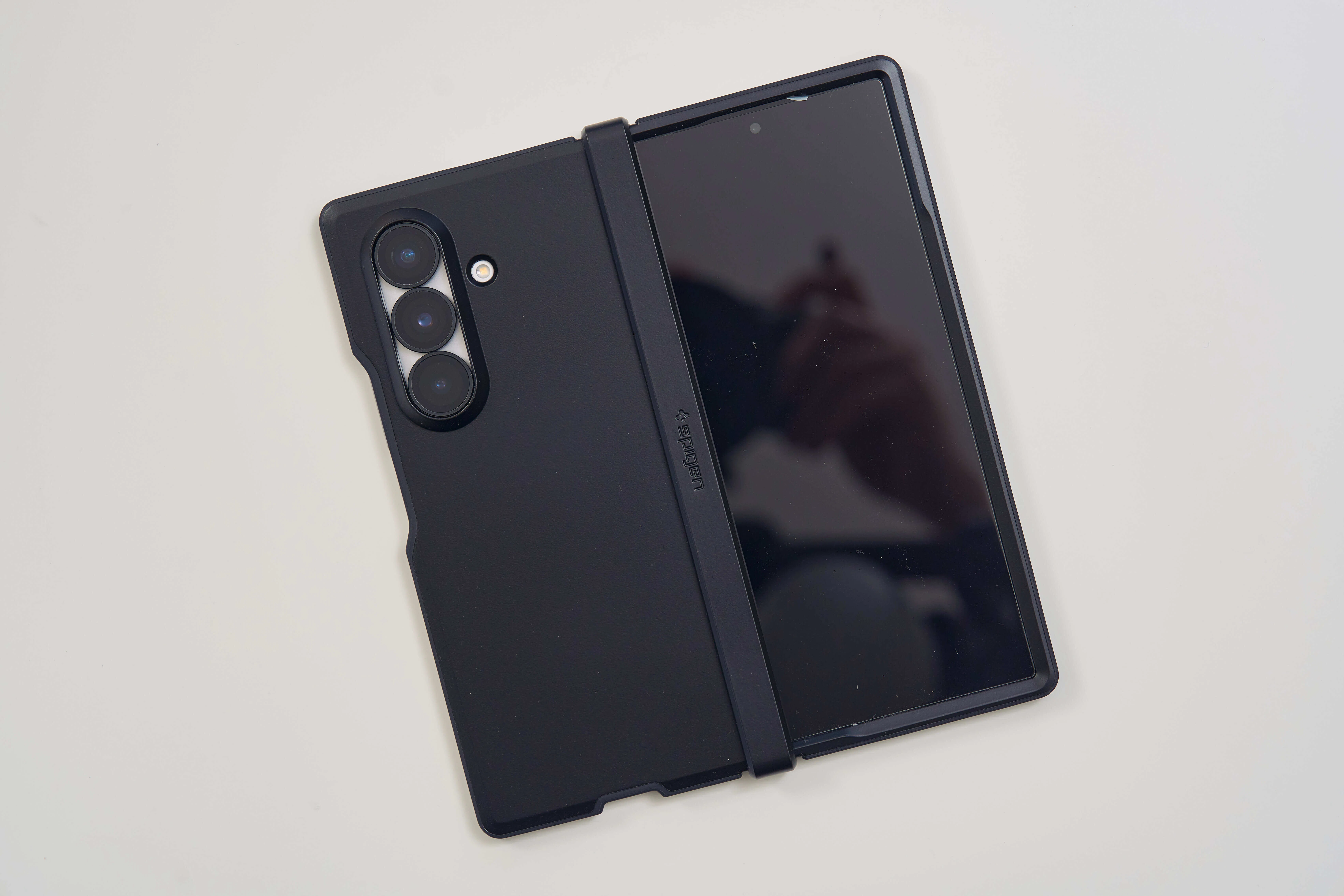 Galaxy Z Fold7、月額830円で買ったので守りも全部Spigenで固めてみた