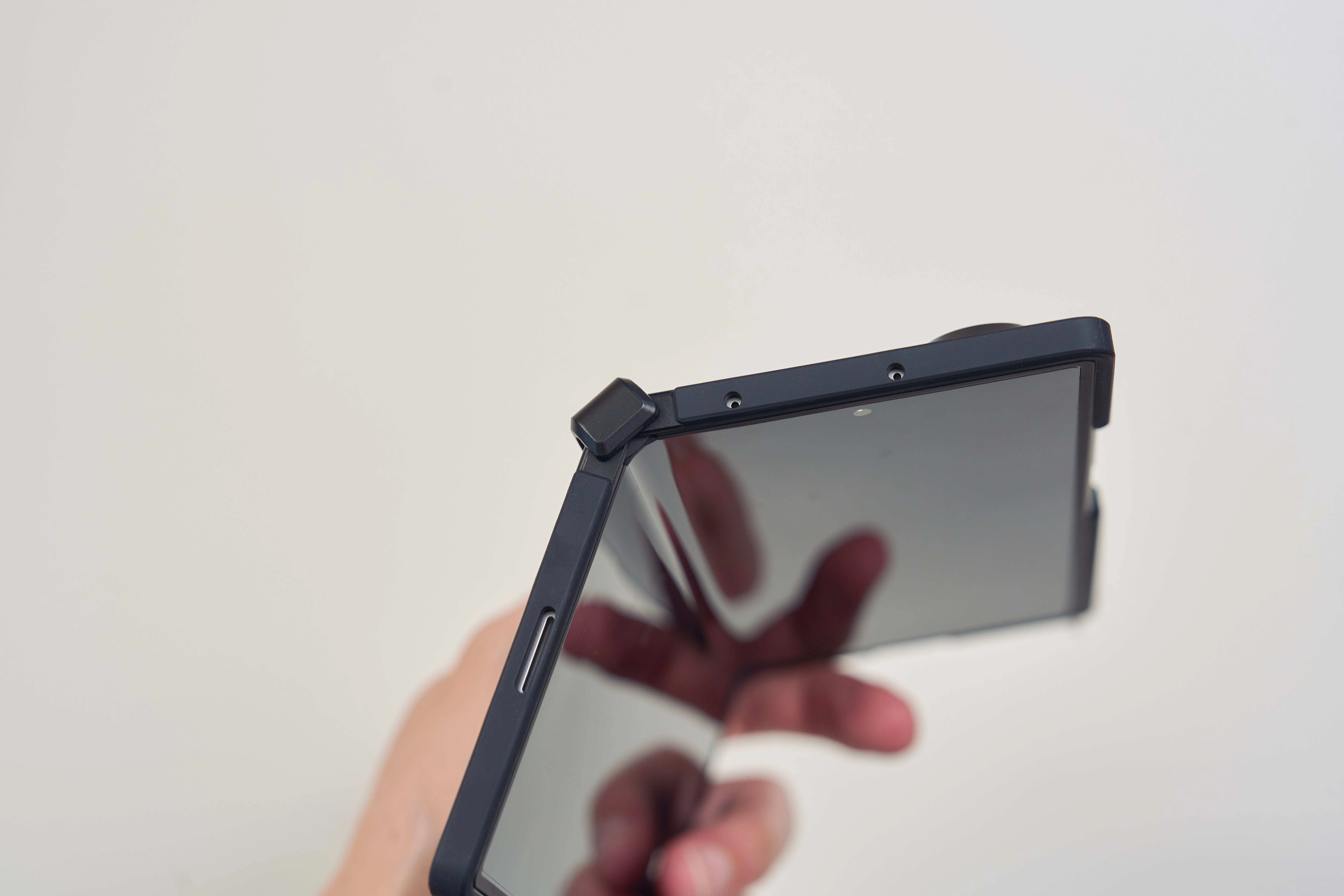 Galaxy Z Fold7、月額830円で買ったので守りも全部Spigenで固めてみた