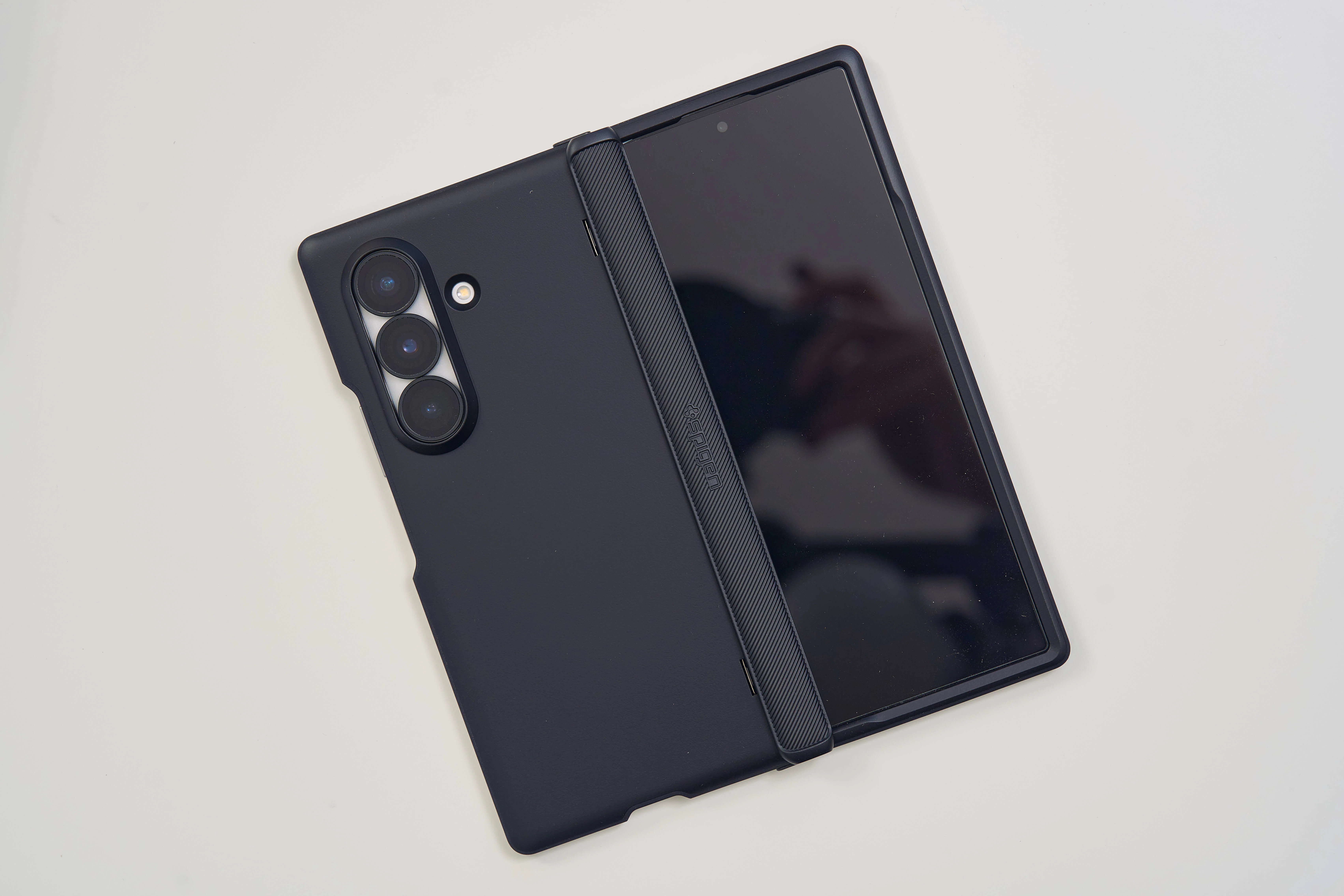 Galaxy Z Fold7、月額830円で買ったので守りも全部Spigenで固めてみた
