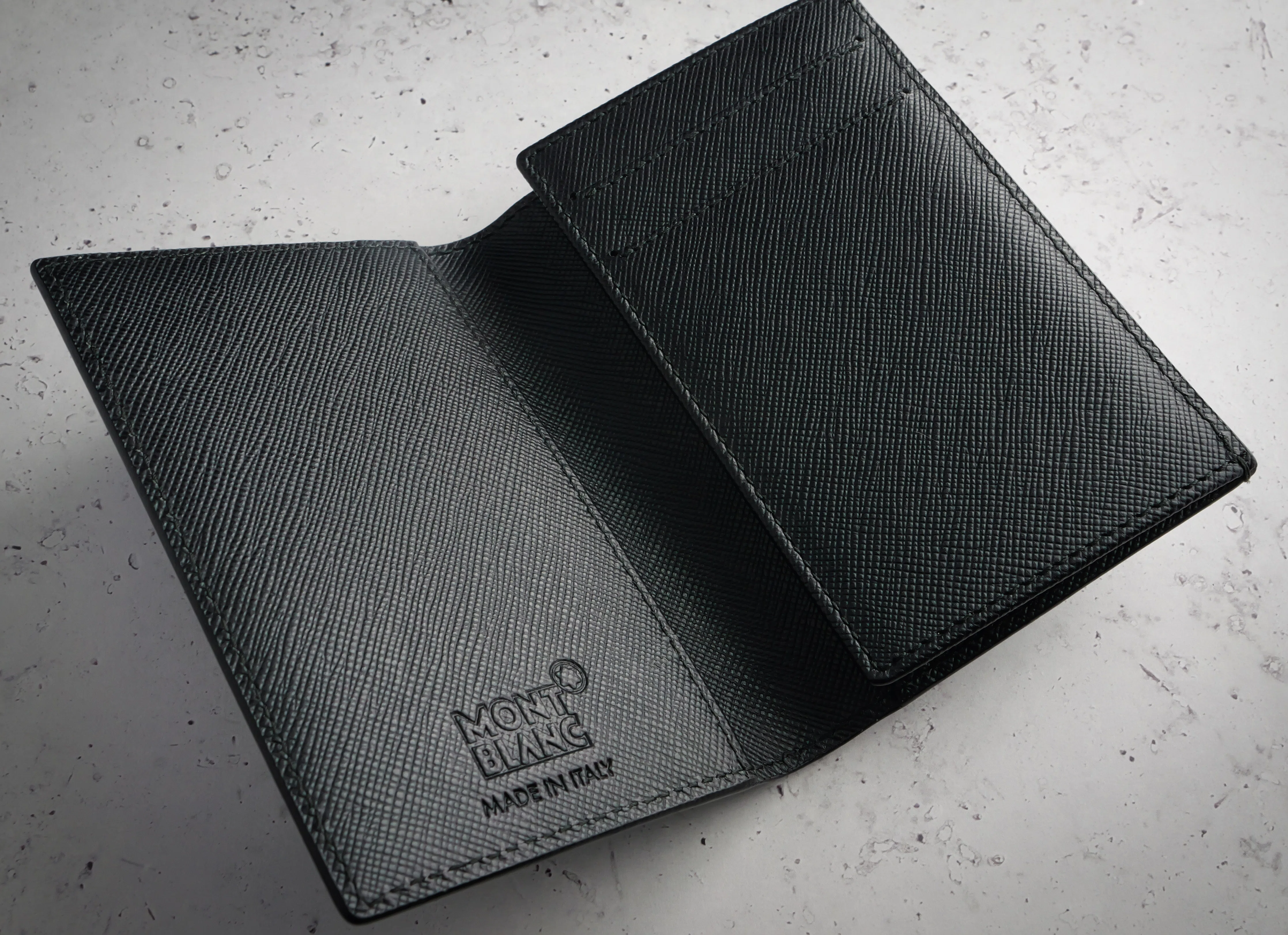 虚栄心を満たす設計か？ - Montblanc NightFlight Signature Card