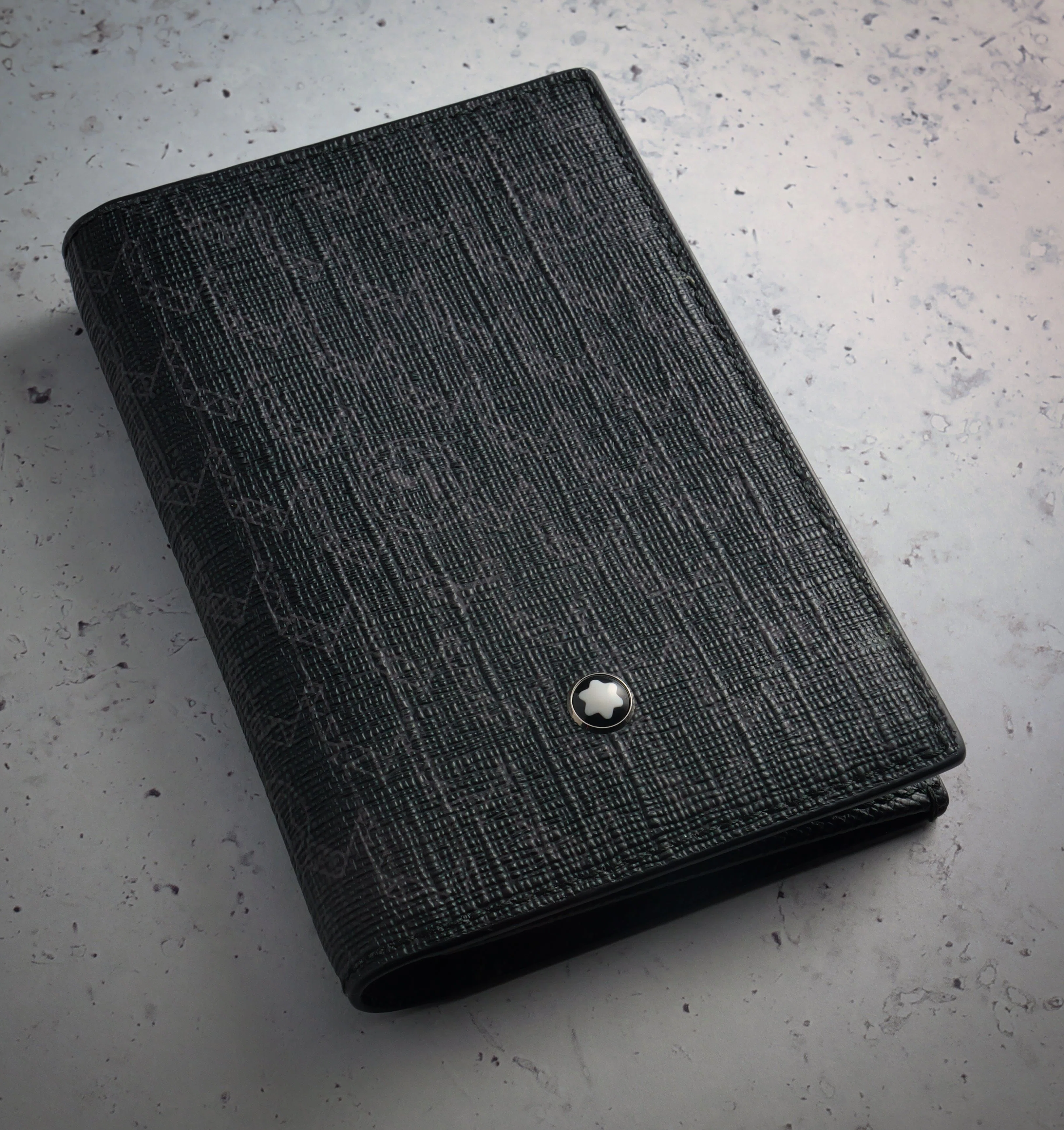 虚栄心を満たす設計か？ - Montblanc NightFlight Signature Card
