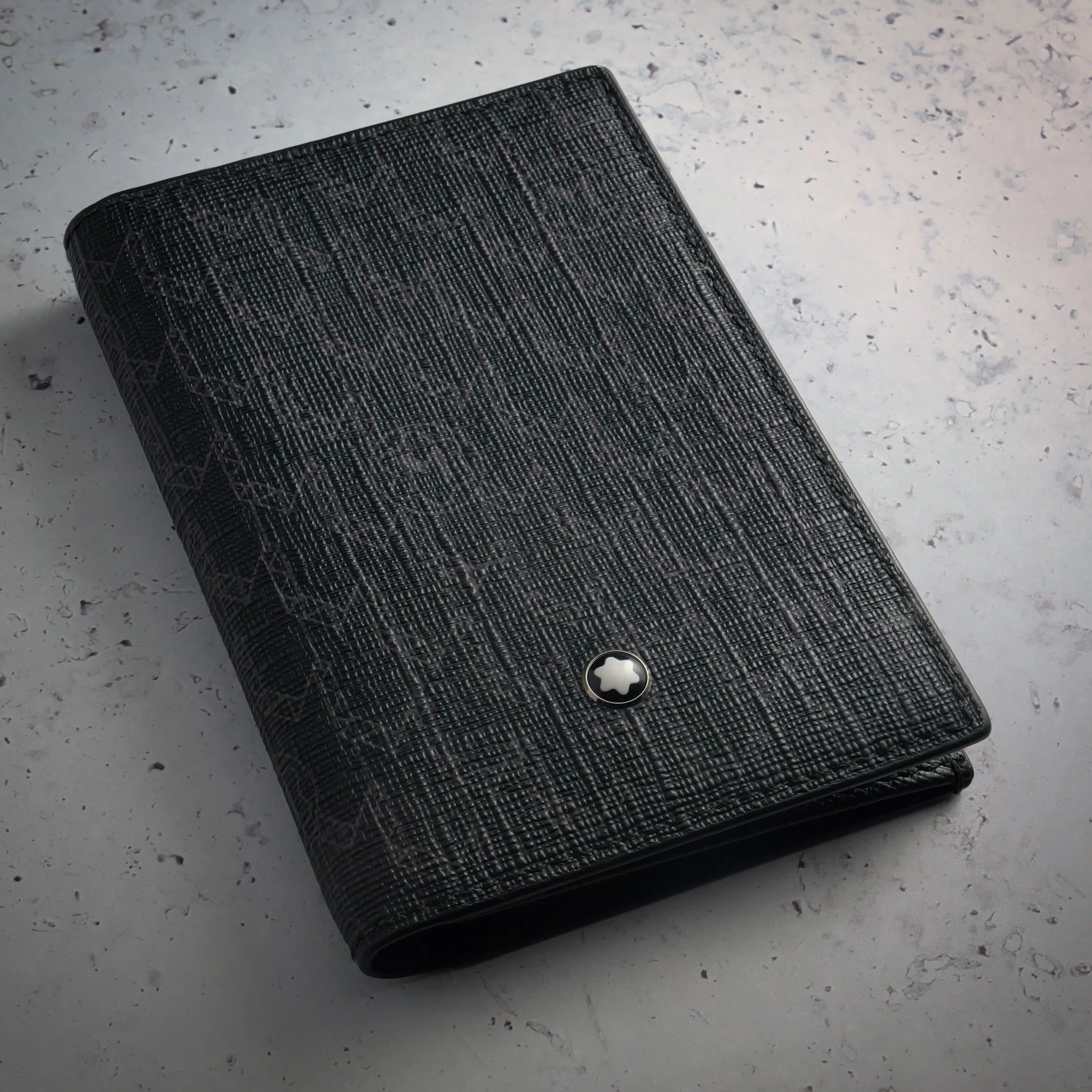 虚栄心を満たす設計か？ - Montblanc NightFlight Signature Card 