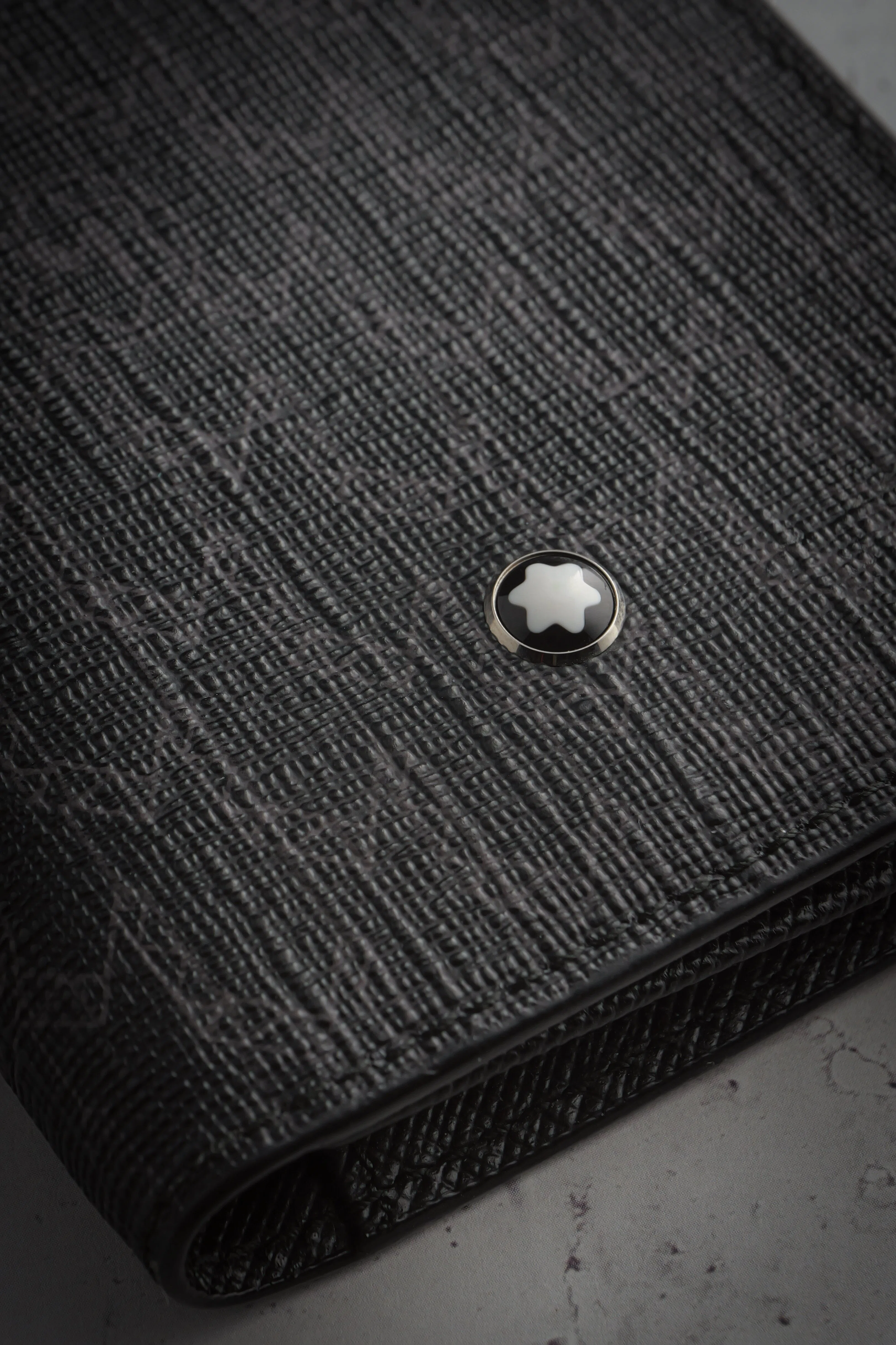 虚栄心を満たす設計か？ - Montblanc NightFlight Signature Card