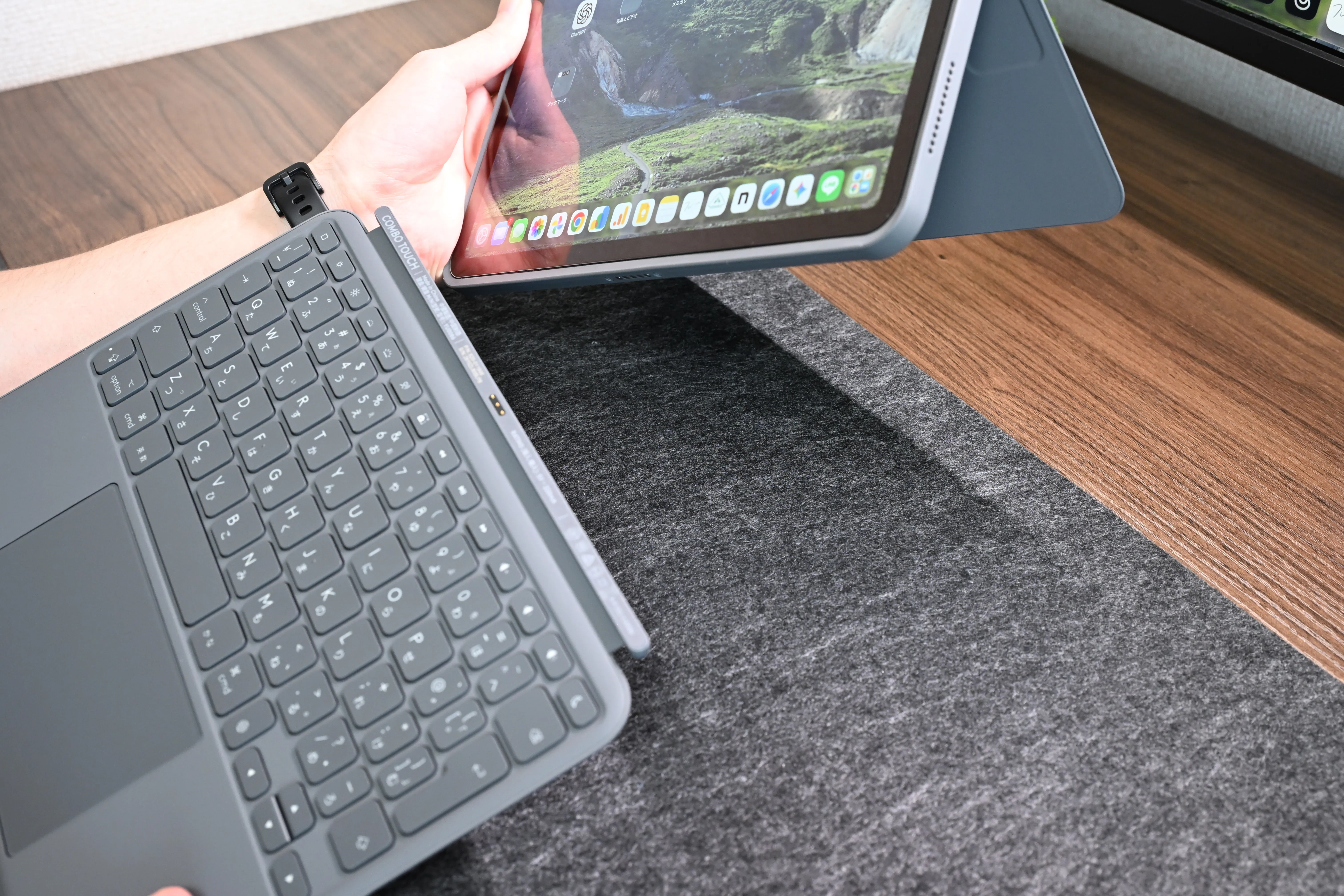 Magic Keyboardを超えたかも？iPad Airを身軽な仕事道具に変えるCombo
