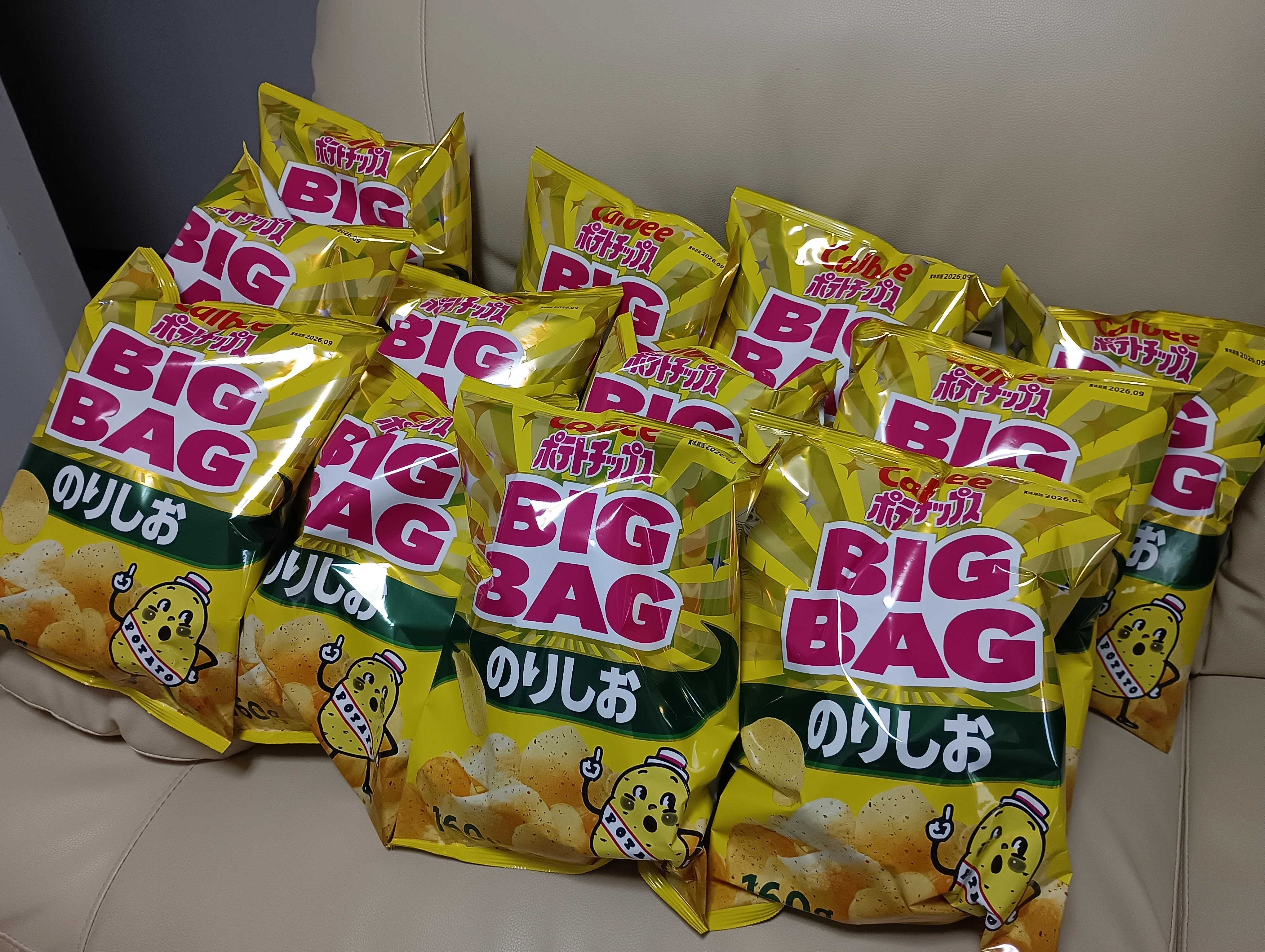 ポテトちゃん まとめ売り 79 お兄ちゃんから荷物が届いた。開けたら、大袋のポテチが12袋入っていた