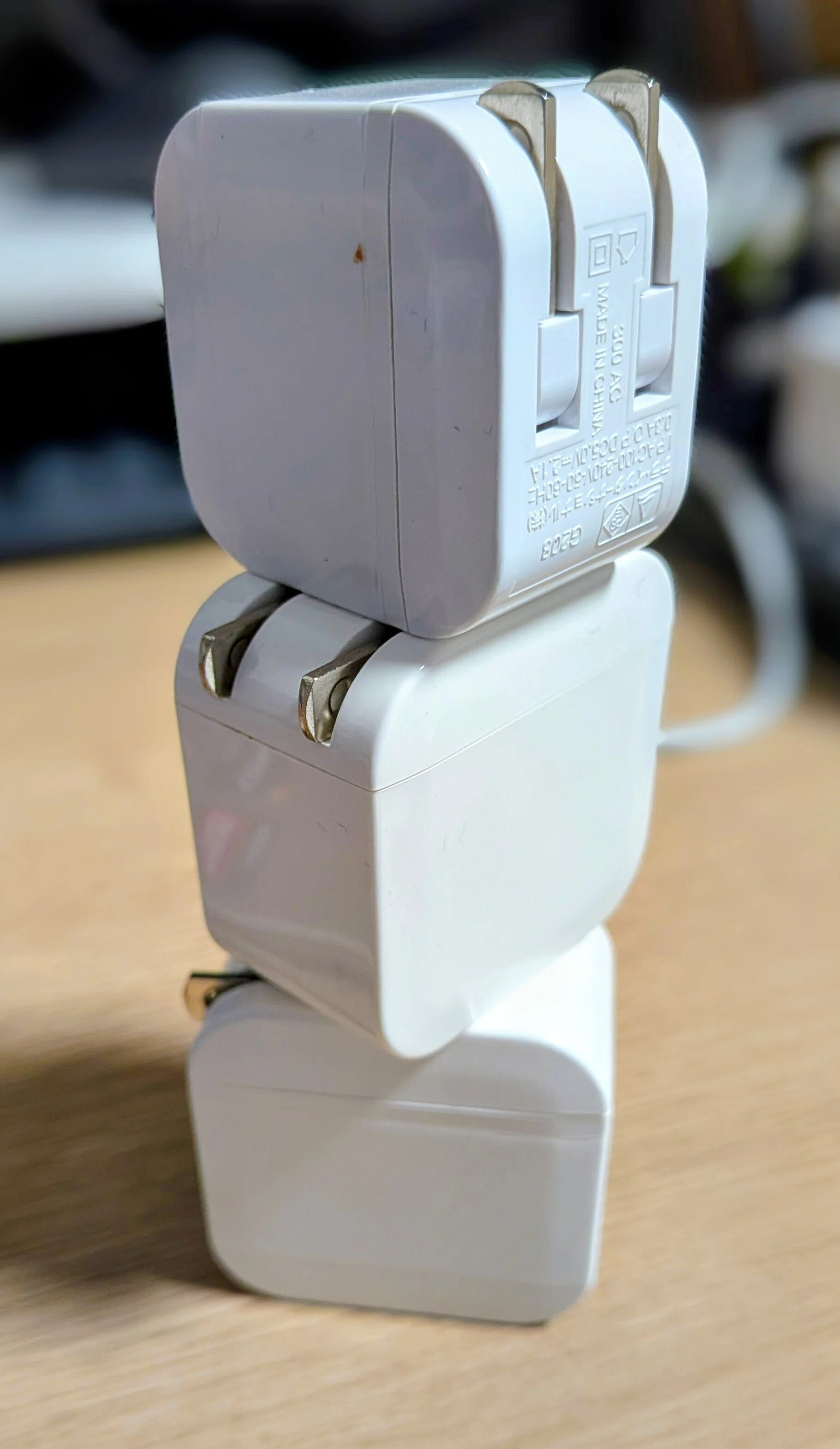 百均の充電器コイル泣きあり ダイソーのAC充電器は安物買いの銭失いなのか？｜うーまっぷ スマホアクセサリー