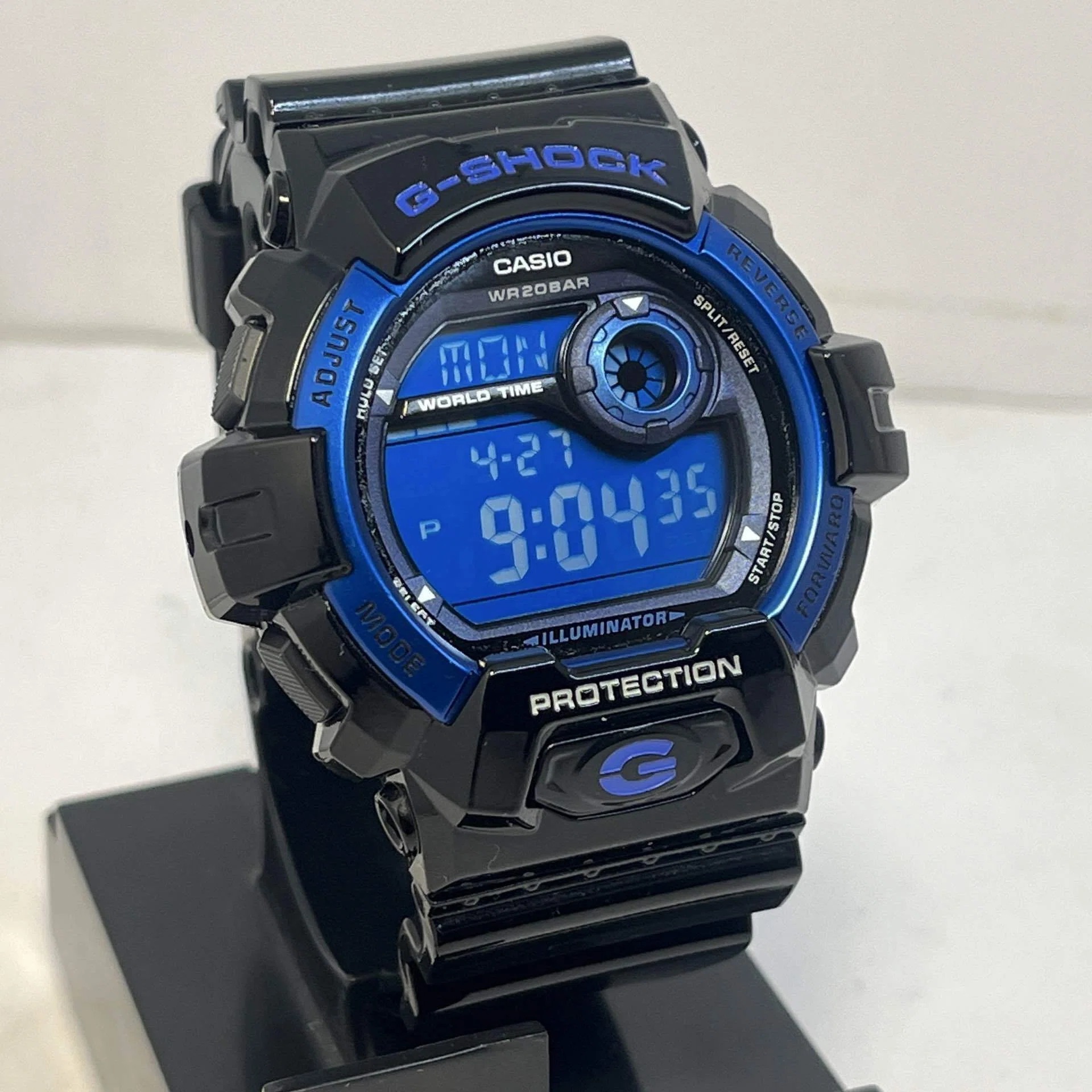 レビュー】漆黒と青の機能美。G-SHOCK「G-8900A-1JF」が日常の「道具 