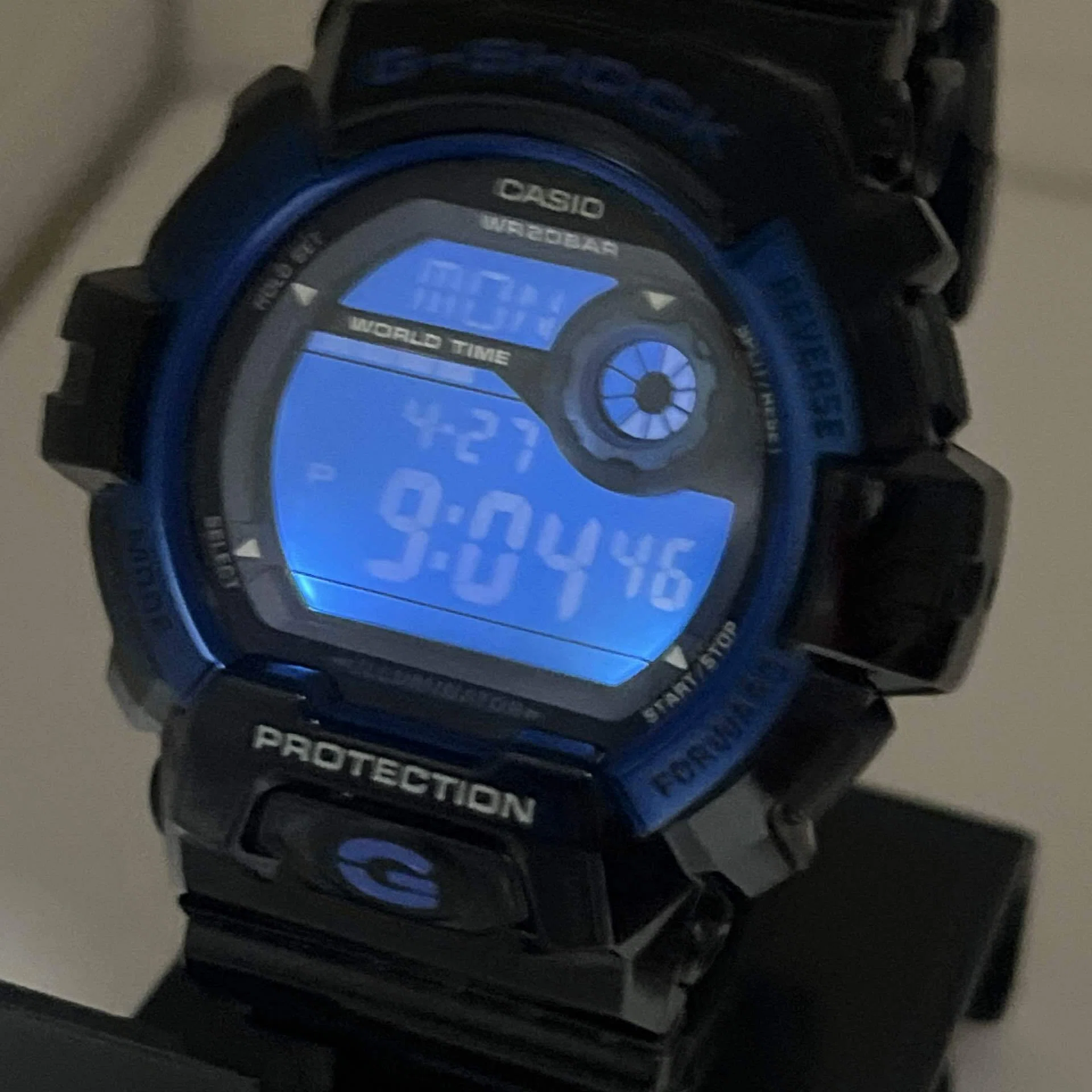 レビュー】漆黒と青の機能美。G-SHOCK「G-8900A-1JF」が日常の「道具 