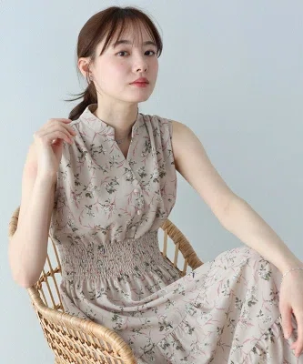 ひとりランチや春夏のおでかけに着やすそうな、スタンドカラーティアードワンピース。体のラインを拾いすぎにくく、羽織りを合わせれば二の腕カバーにも。