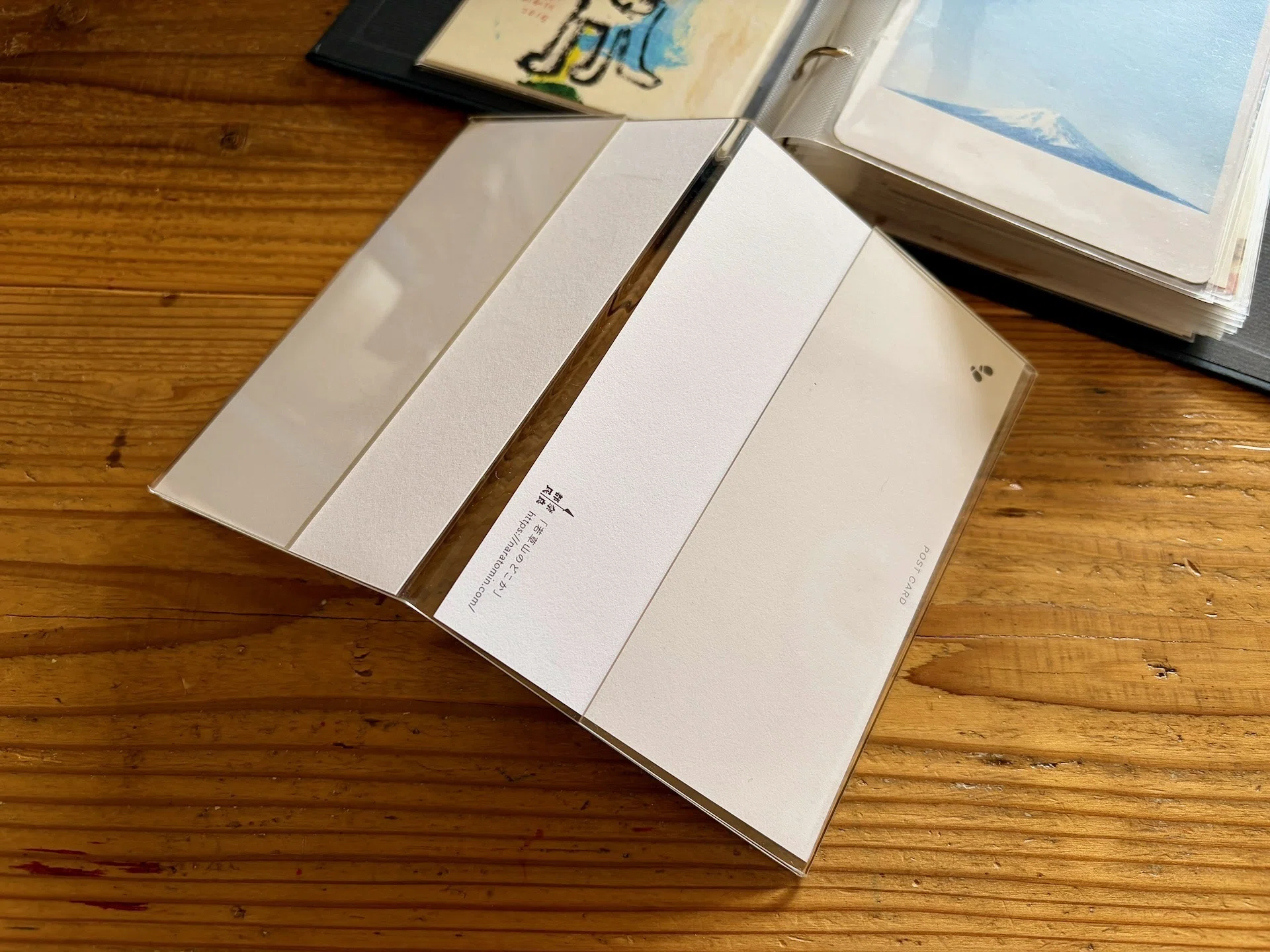 ポストカードに特等席と居場所を。愛用バインダーと100均スタンド