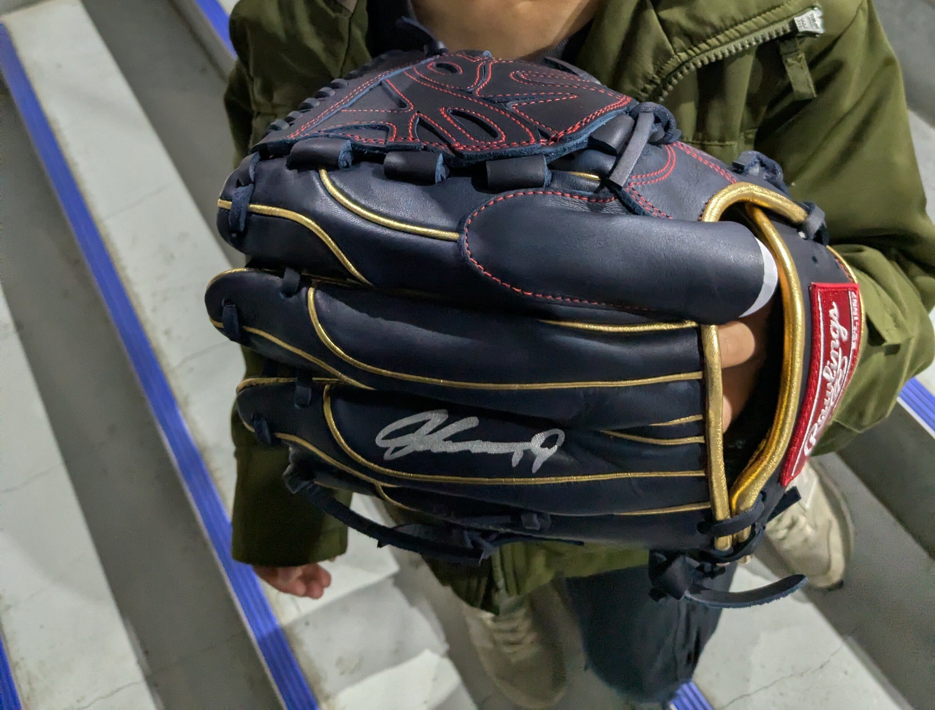 ベイスターズの試合にて、息子にグローブが当たり、使うか悩む🥎｜へむちき