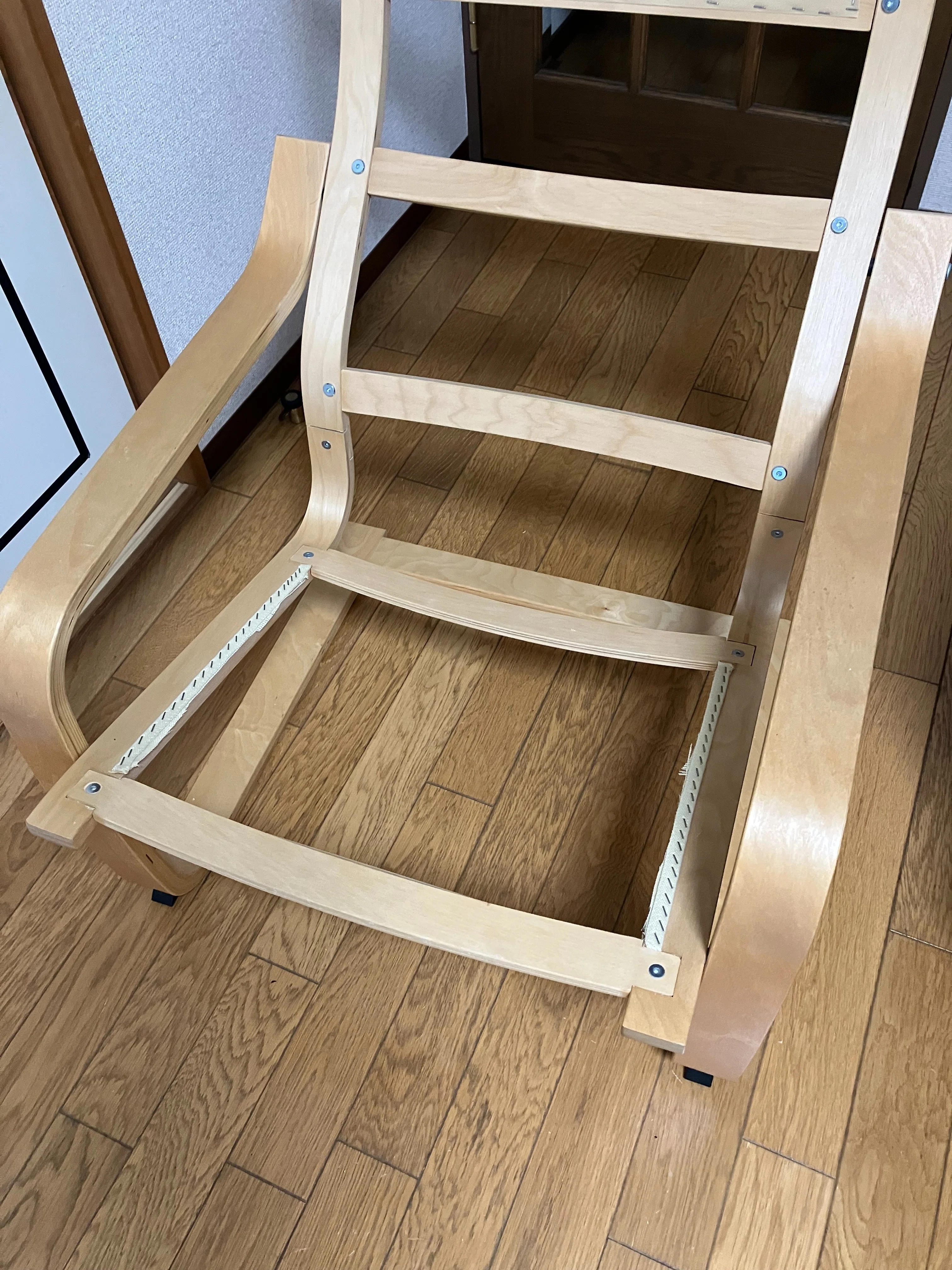 IKEAで「修理不可」と断られたポエングを100均素材で再生。半年間 IKEAで「修理不可」と断られたポエングを100均素材で再生。半年間