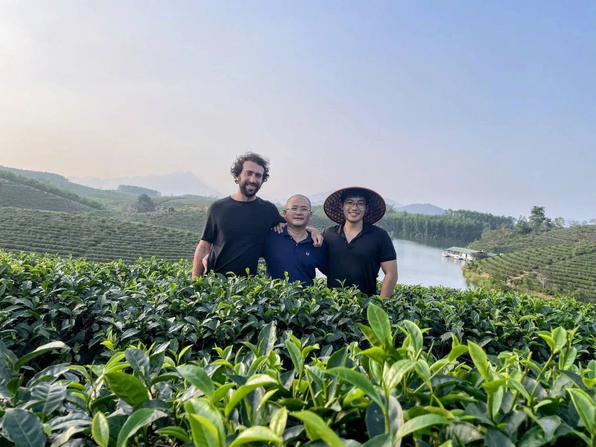 タインチュオン茶畑の島で記念撮影をする旅行者