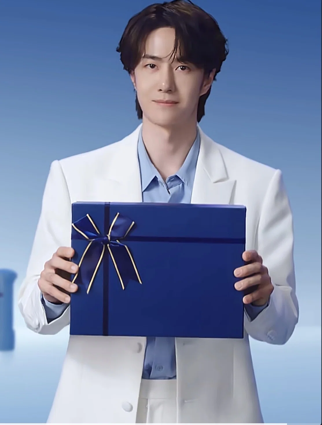 Why Yibo looks so sharp in Luckin Coffee ads—constantly updating