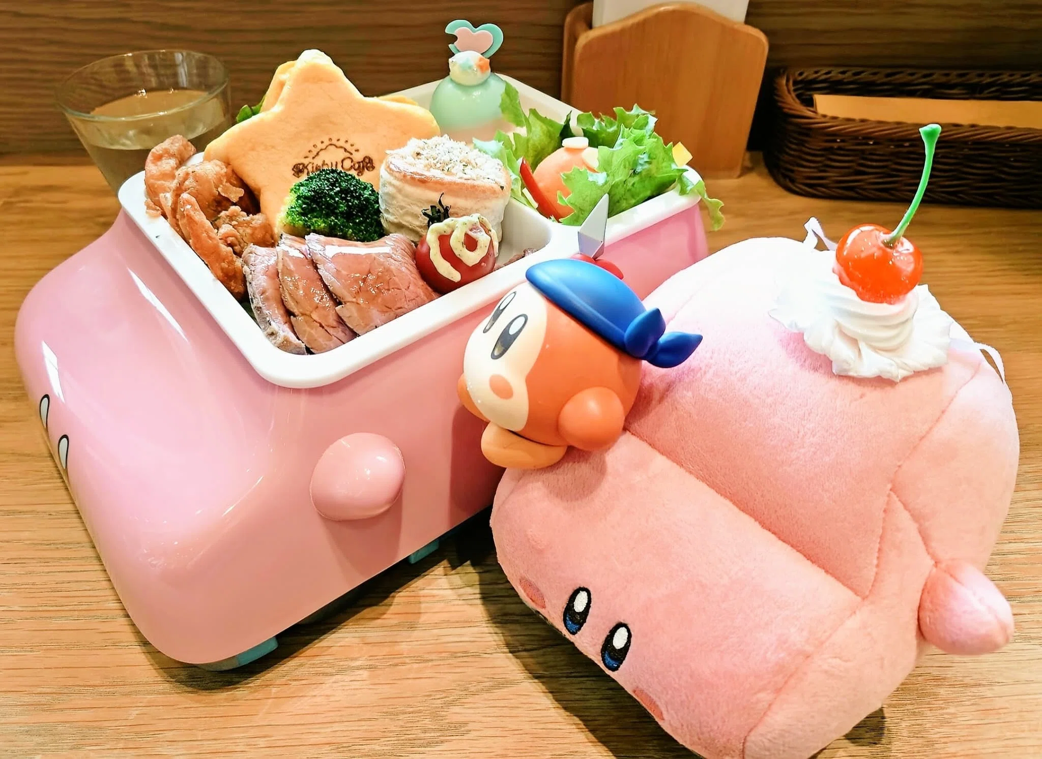 もりもりワンプレートと限定絵柄のラテで、今年もカービィの誕生日を