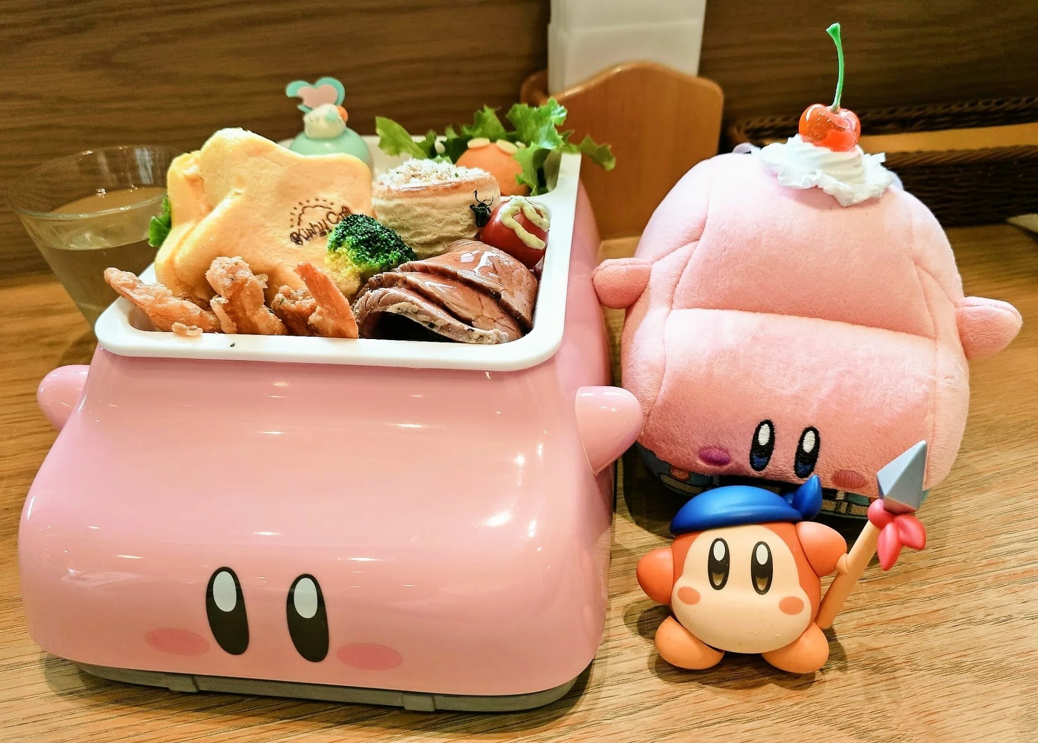 もりもりワンプレートと限定絵柄のラテで、今年もカービィの誕生日を