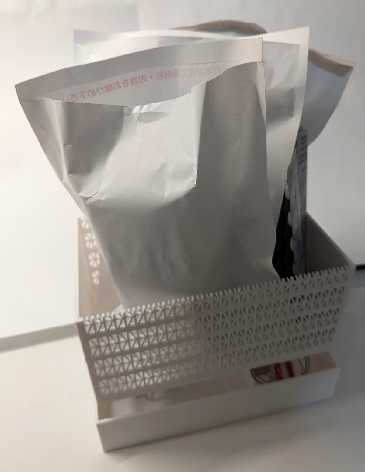 自作の薬飲み忘れ防止システムに薬袋を入れた画像