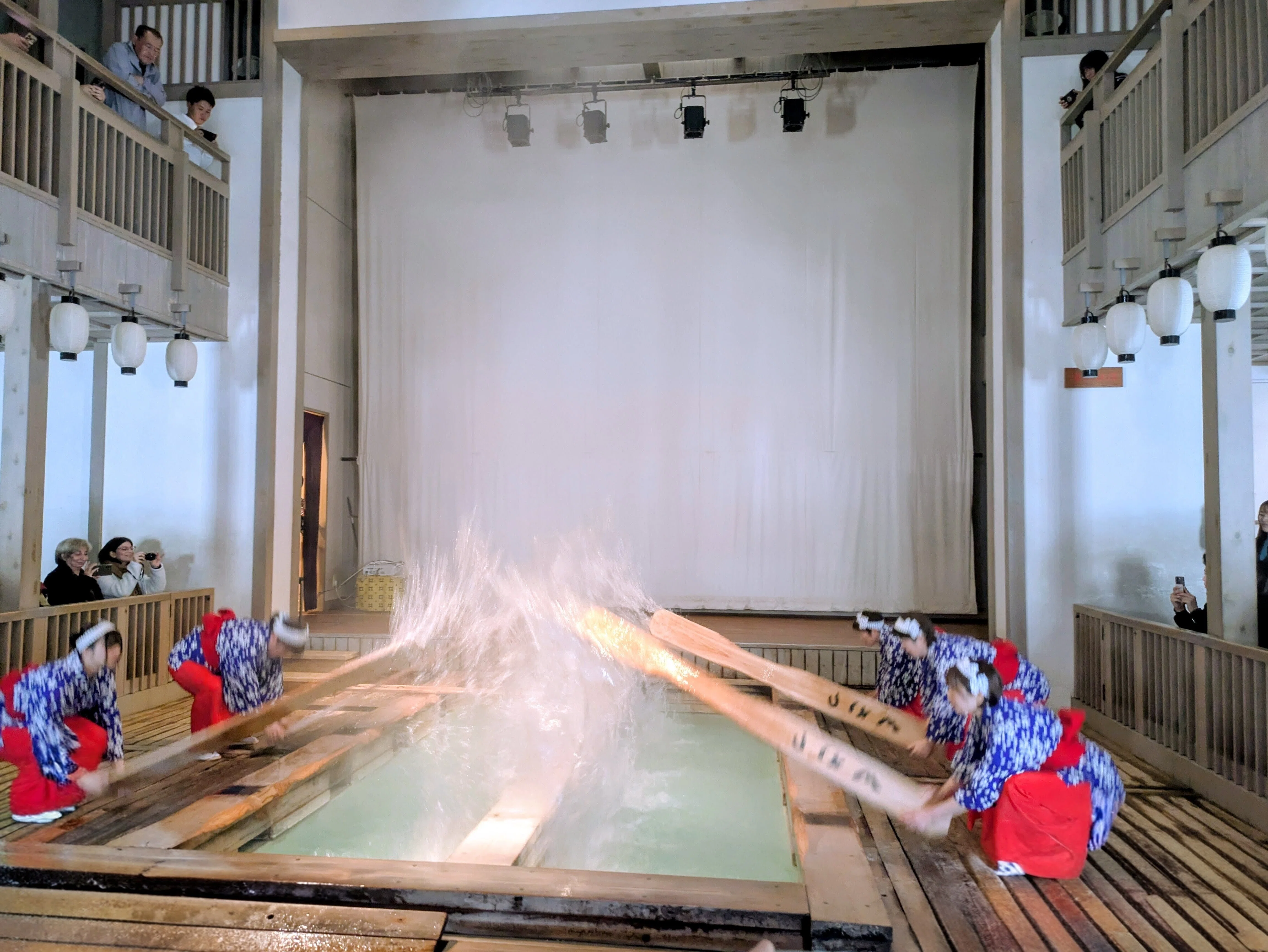 長野〜群馬旅②】草津温泉へ。湯もみ・食べ歩き・共同浴場も満喫｜linen