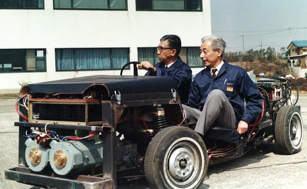 1970年／創立24年　ソニーが開発した金属燃料電池で動く自動車を運転する井深さん（62歳）