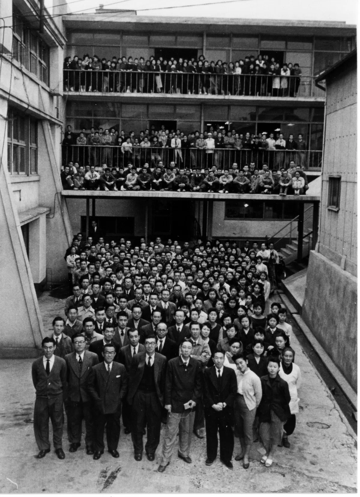 1956年／創立10周年に全社員483名が本社前で記念撮影。井深さん（48歳）、盛田さん（35歳）